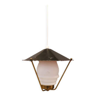 Lampe suspendue danoise des années 50-60 en laiton, métal et avec abat-jour en verre blanc laiteux.