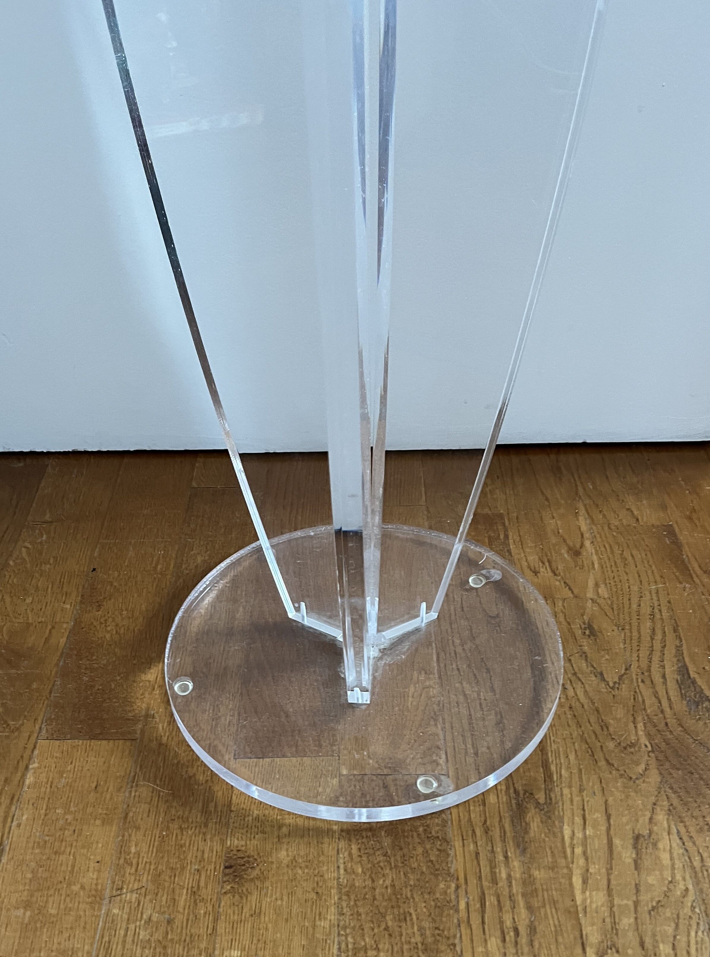 Sellette - Guéridon en plexiglas