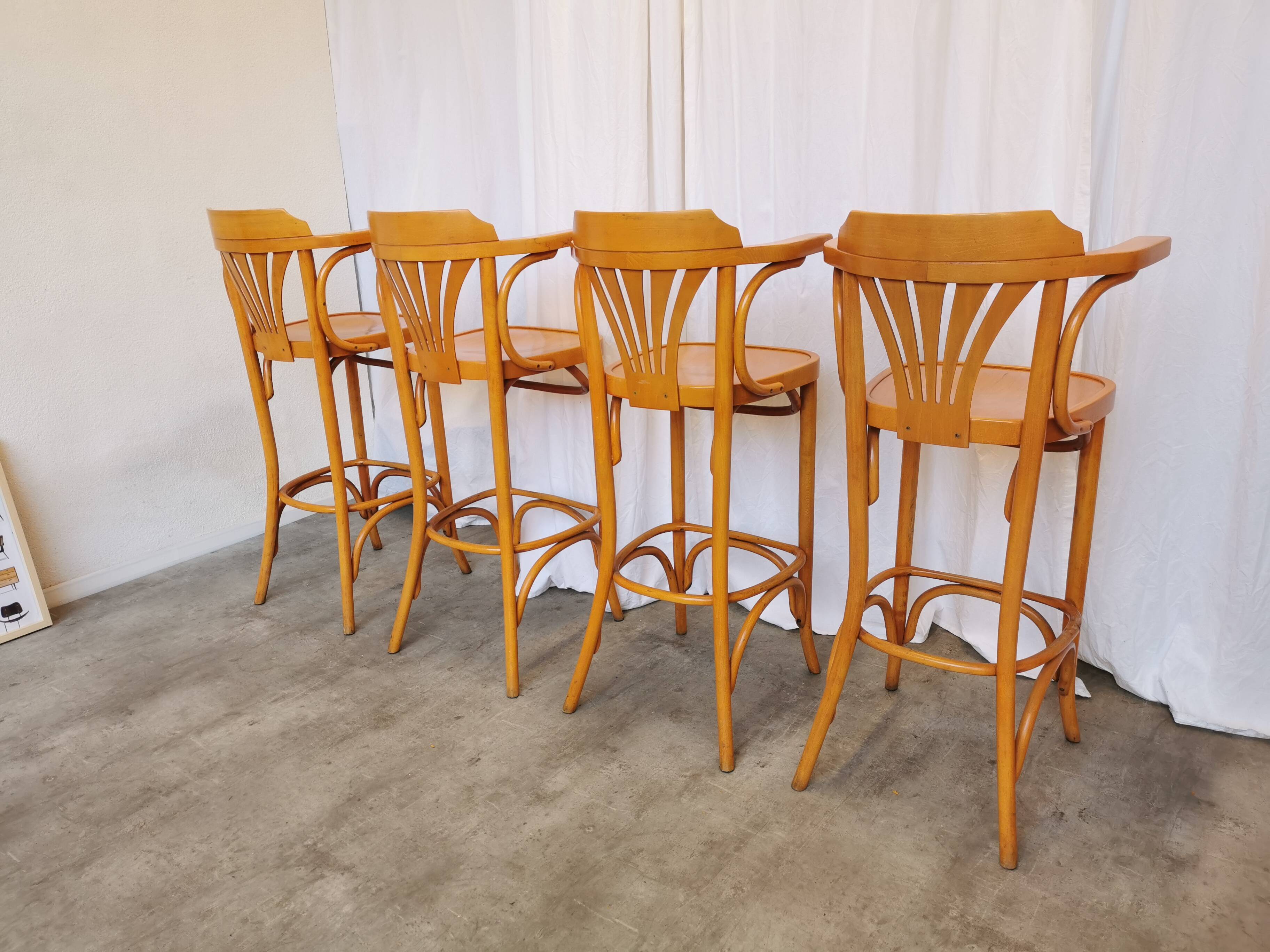 Ensemble de 4 chaises hautes de bar vintage en bois courbé avec accoudoirs / Couleur bois naturel