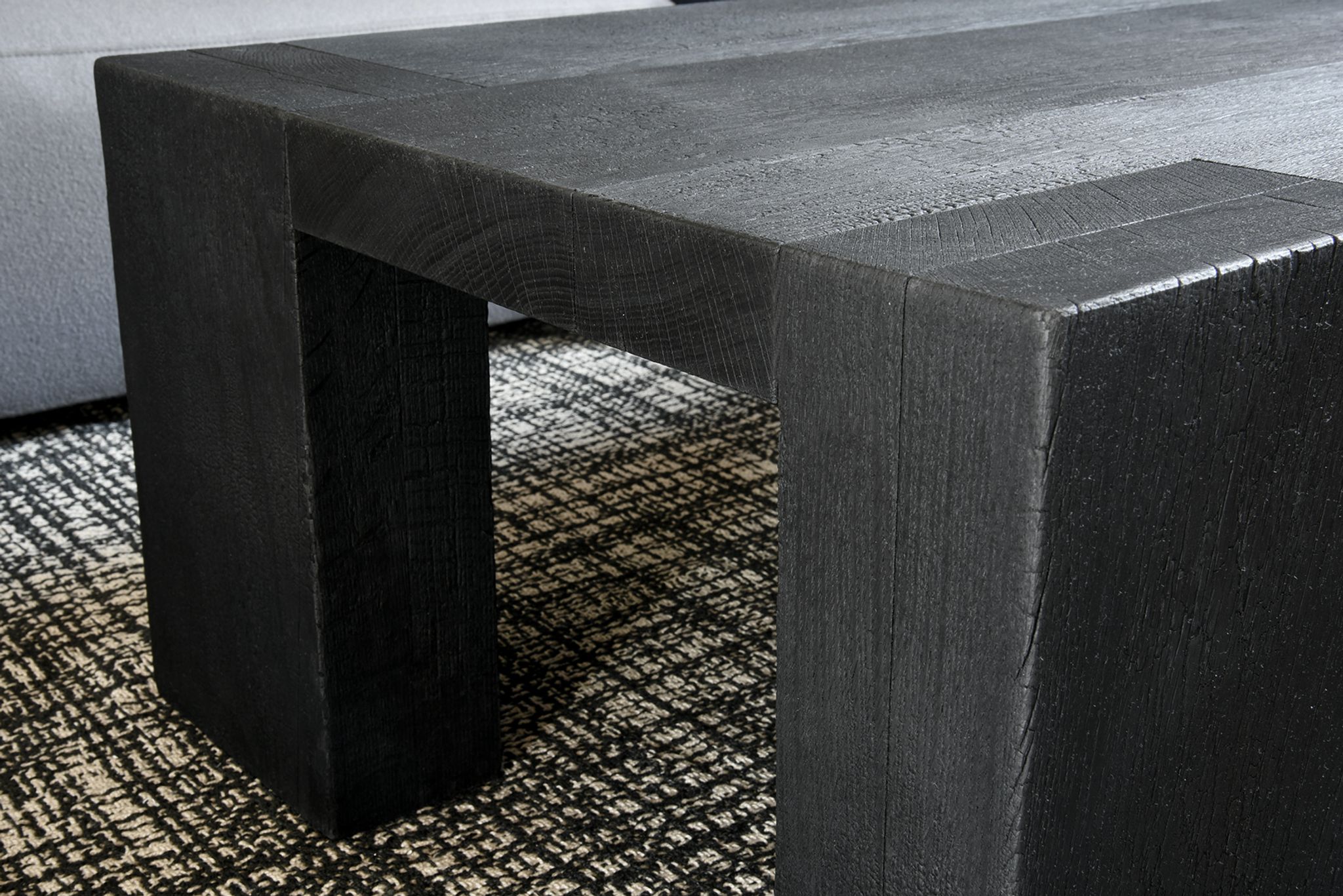 Table basse chêne massif finition bois brûlé — shou-sugi-ban