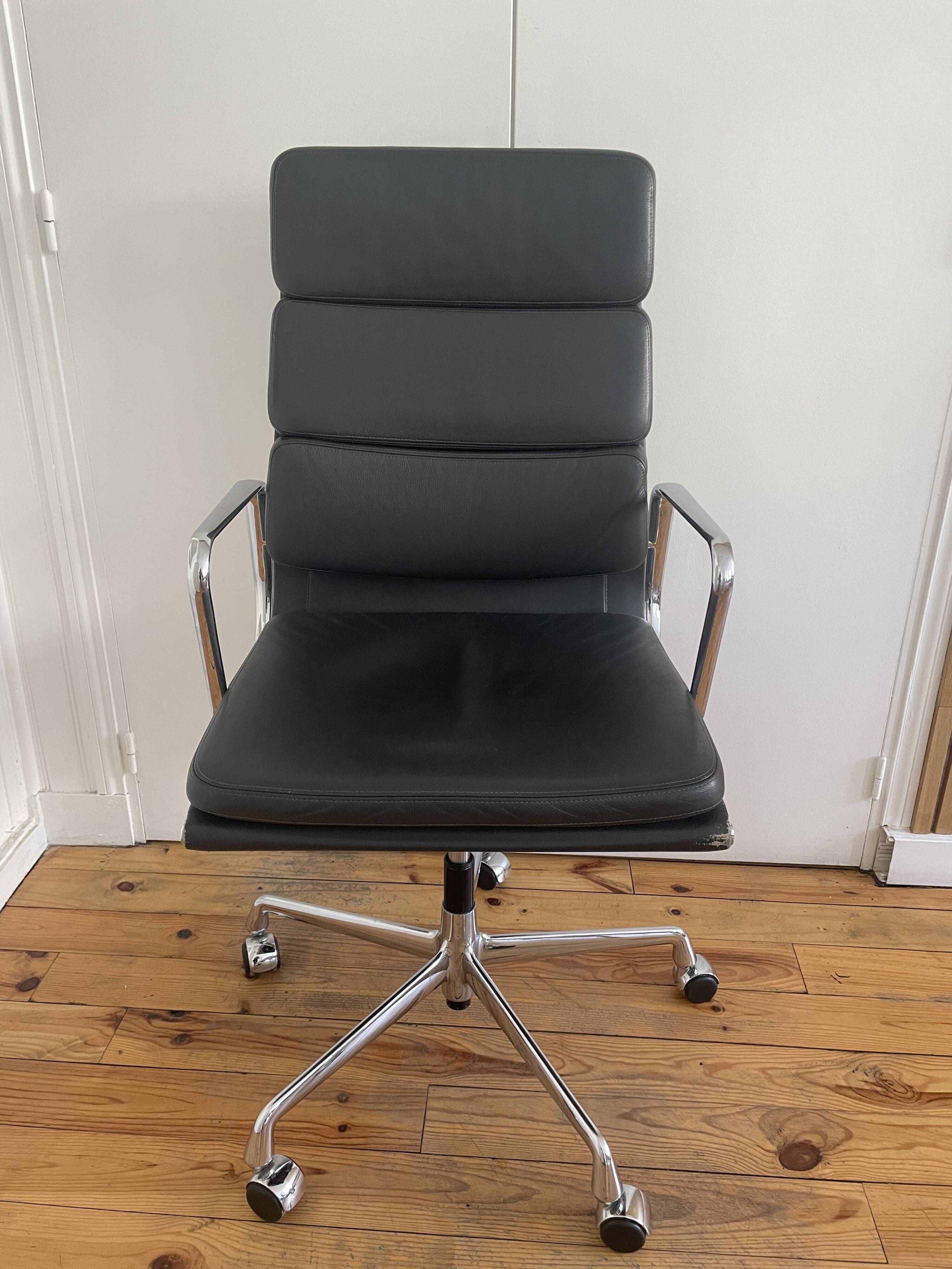 Fauteuil de bureau ea 219 soft pad eames chair by vitra