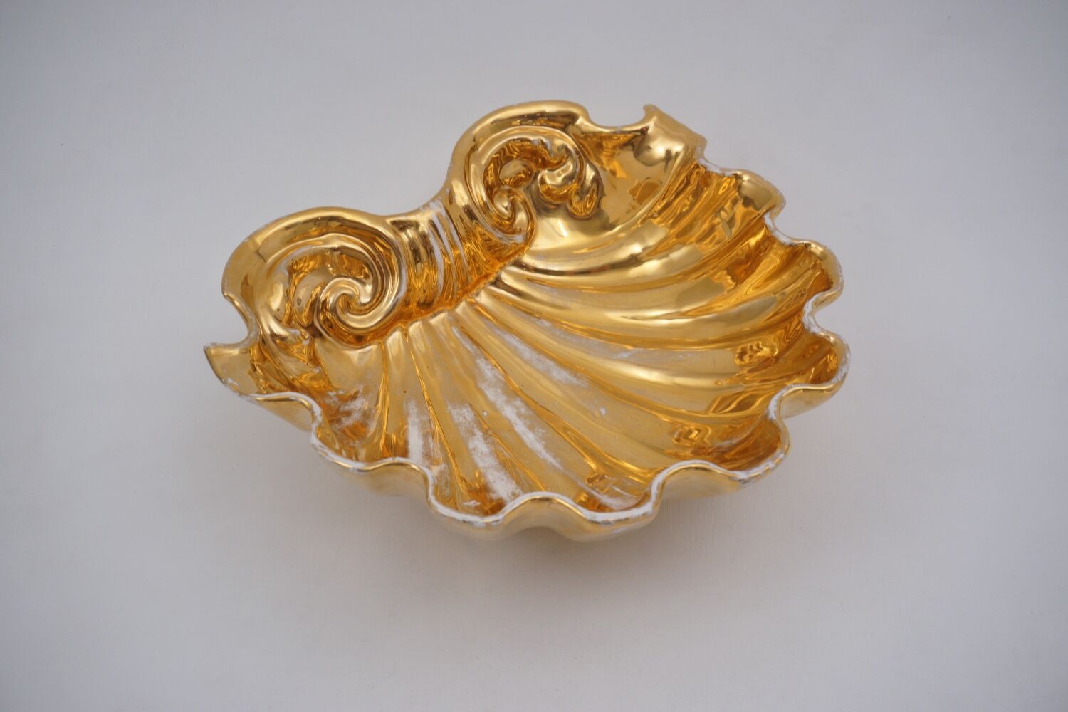 Fabbrica Ferniani Faenza plateau de poche 36,5 cm coquille en majolique, doré, 1800