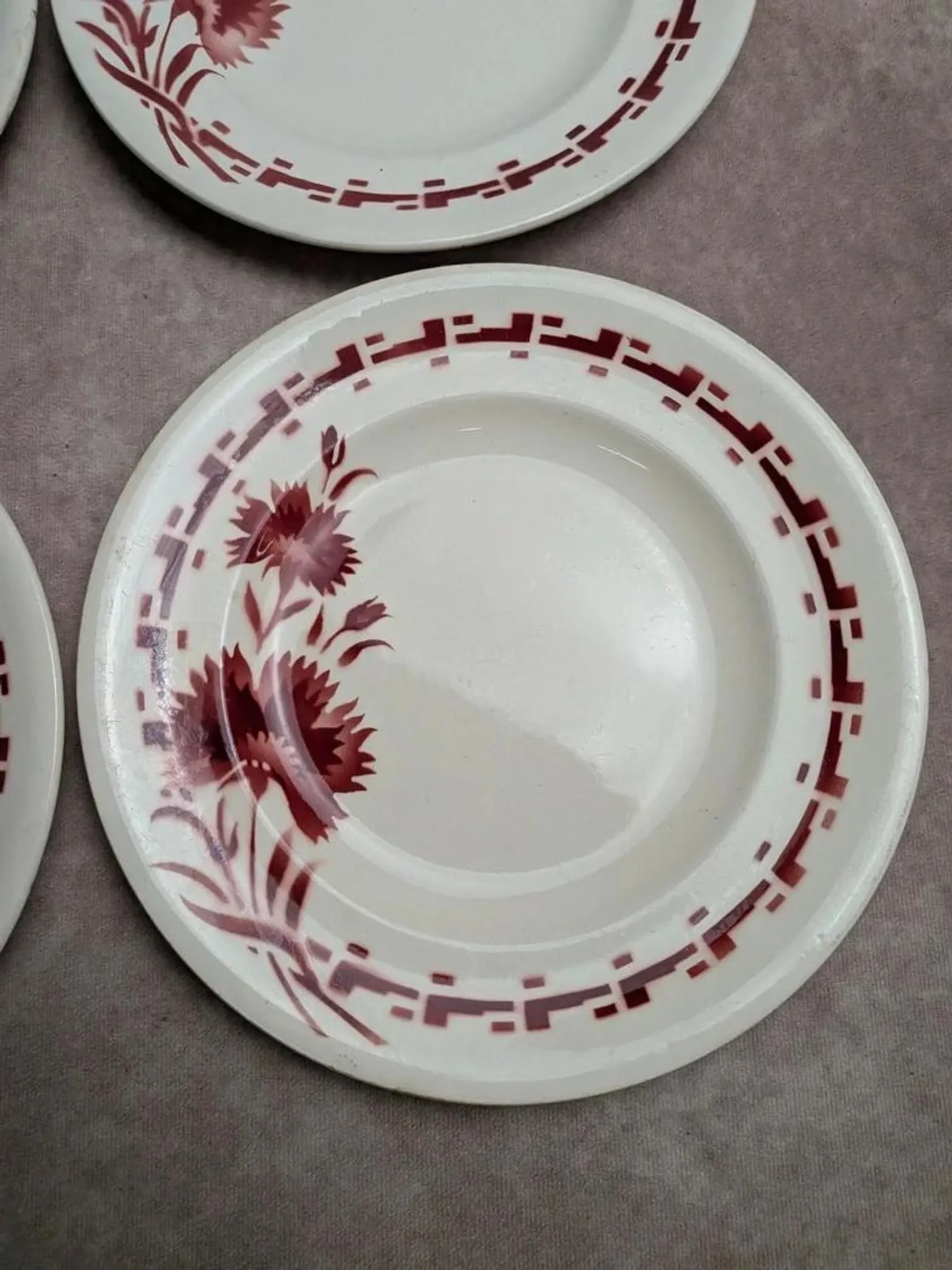 Set of 6 flat plates in ironstone Longwy – Viennese model – Red flowers