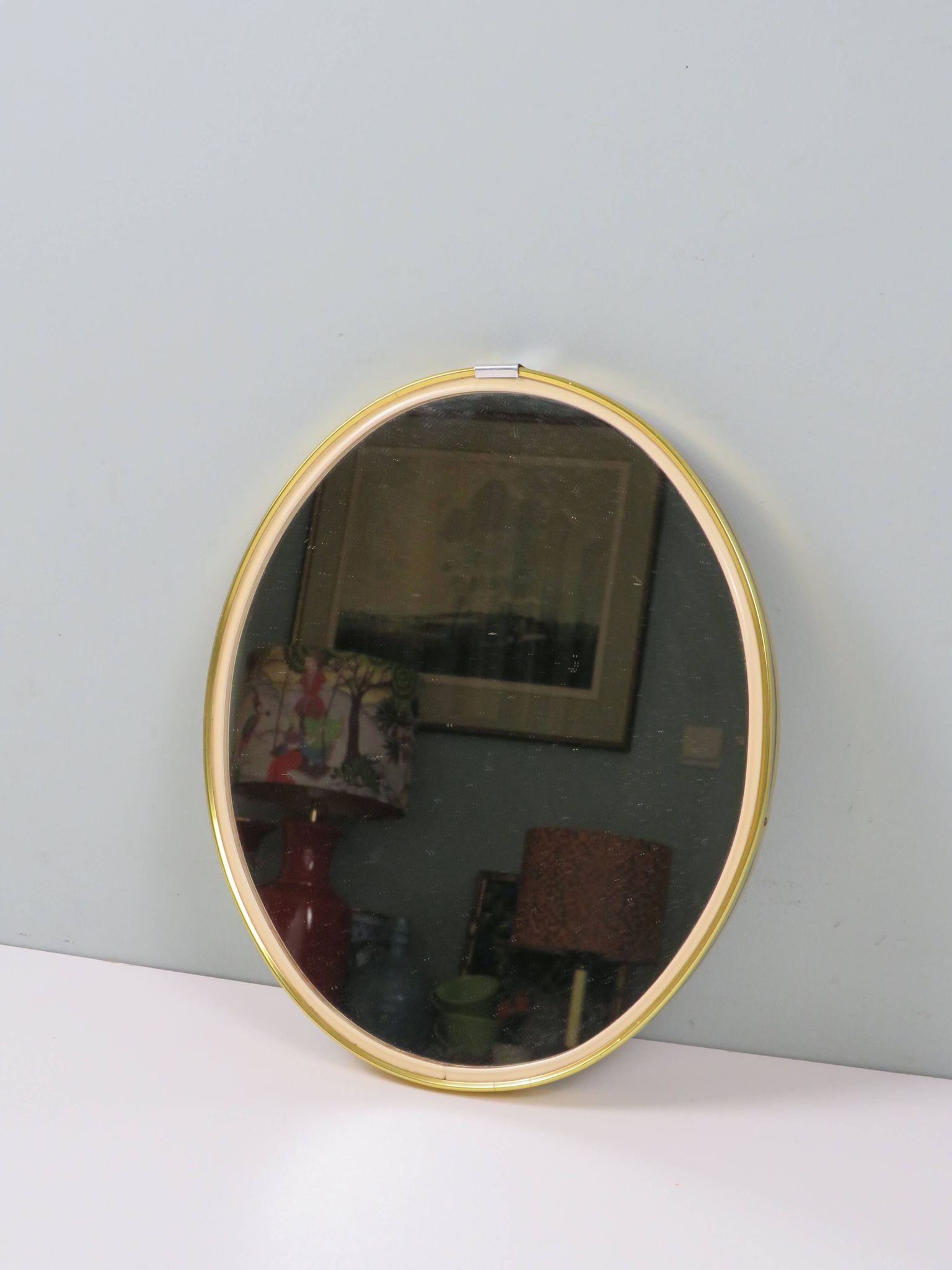 Vintage oval mirror – gold and elegance of the 50s-60s