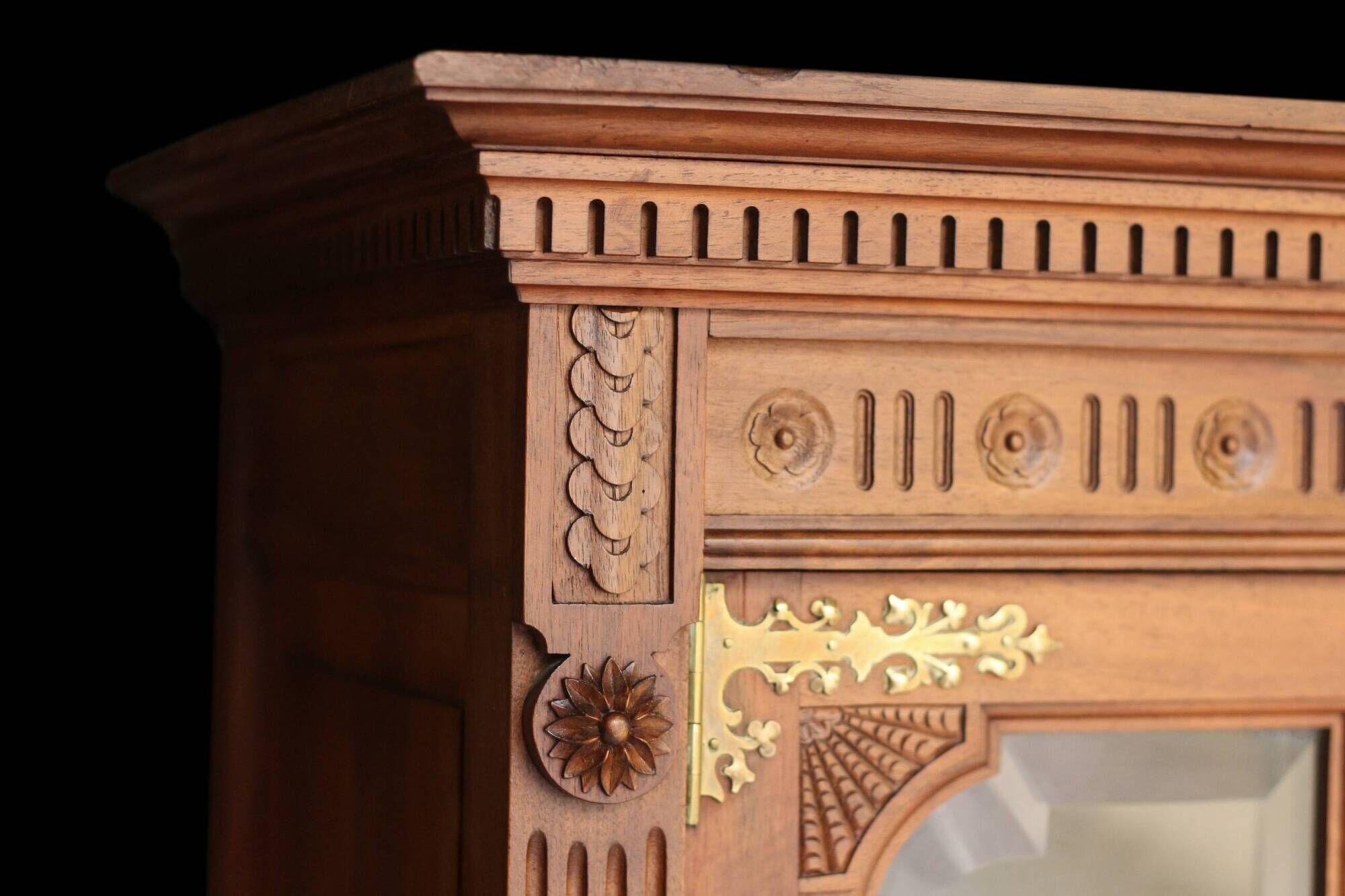 Belle armoire parisienne en noyer massif (début XXeme).