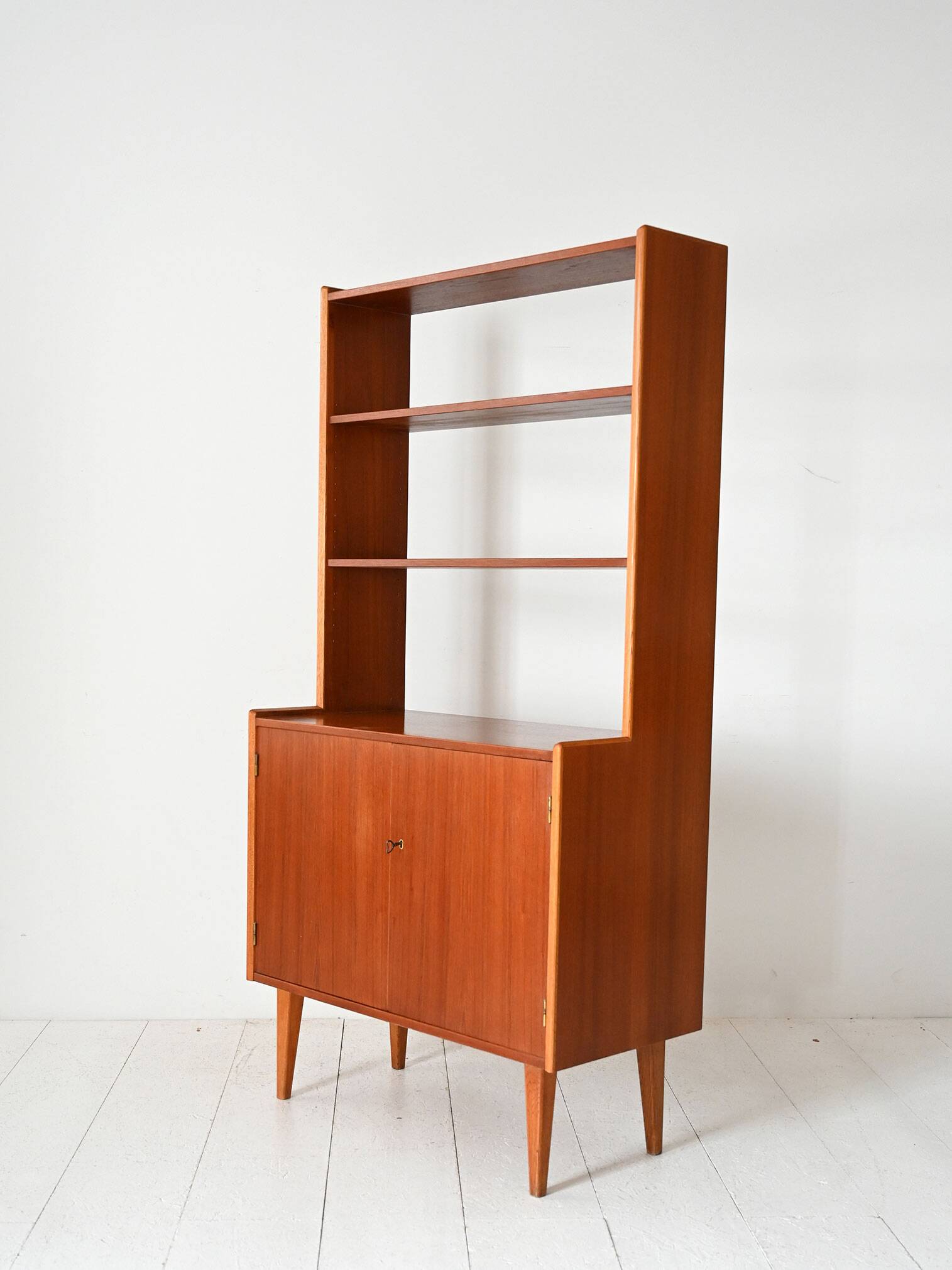 Bibliothèque scandinave vintage avec armoire et étagères