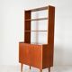 Bibliothèque scandinave vintage avec armoire et étagères