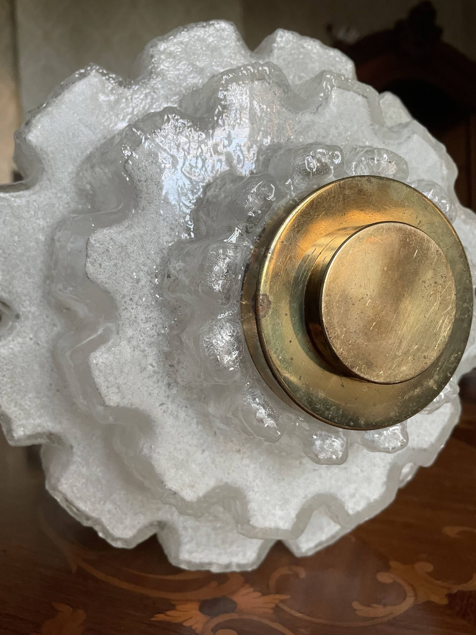 Suspension/lustre en verre moulé et laiton - années 70