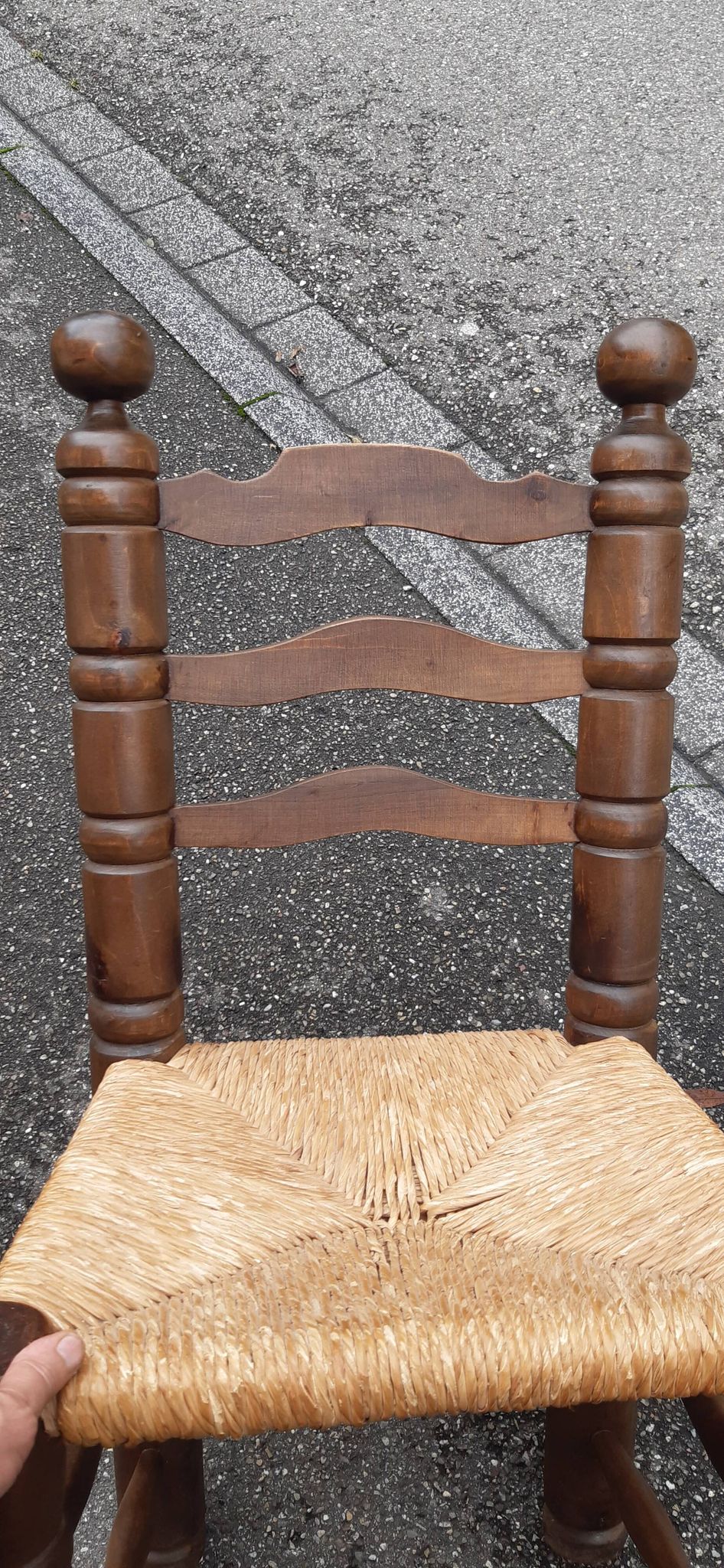 4 chaises brutalistes en bois tourné et paille