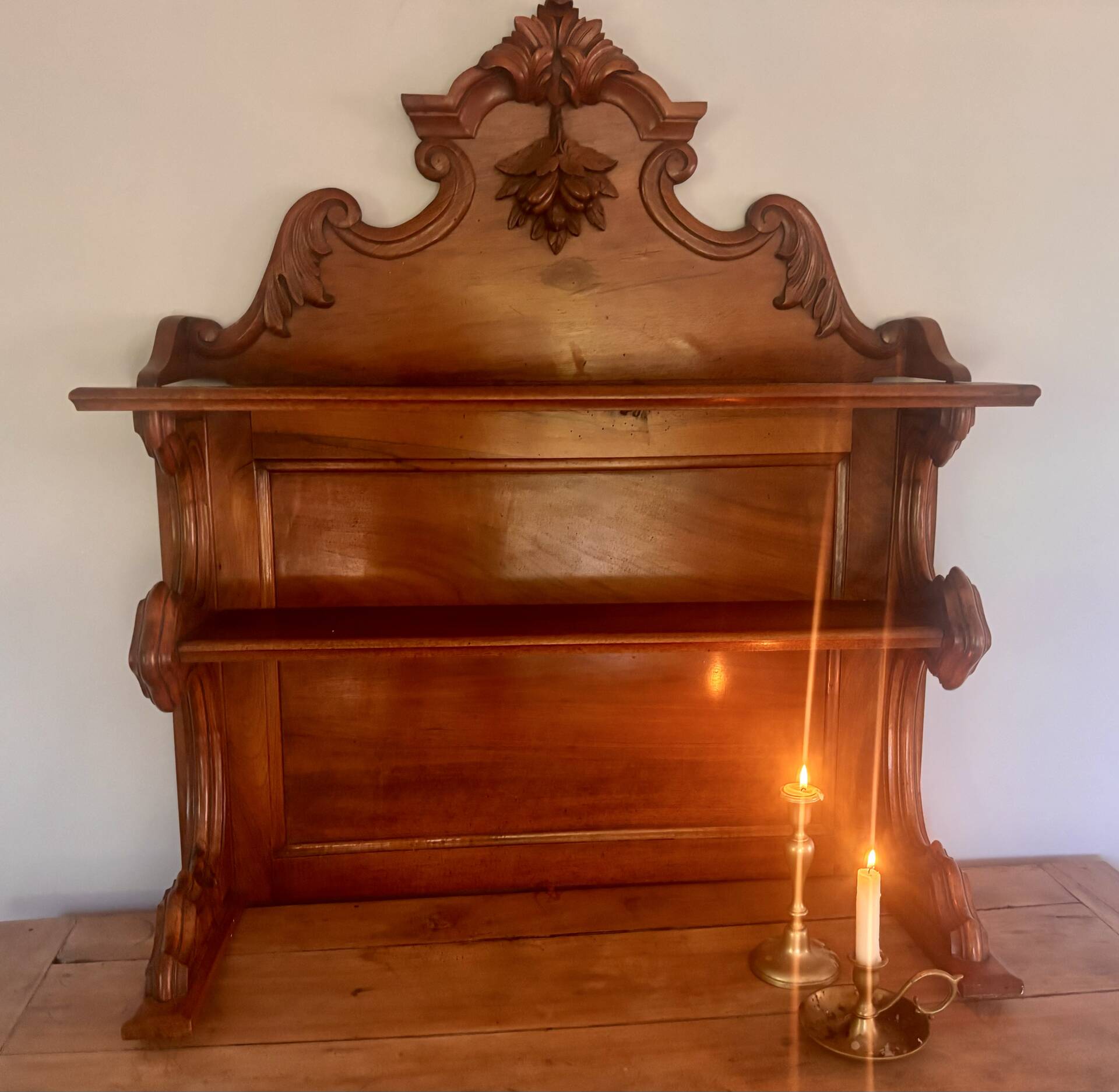 Elegant French Wall Shelf Saint-Hubert – Carved Walnut, Late 11th Century