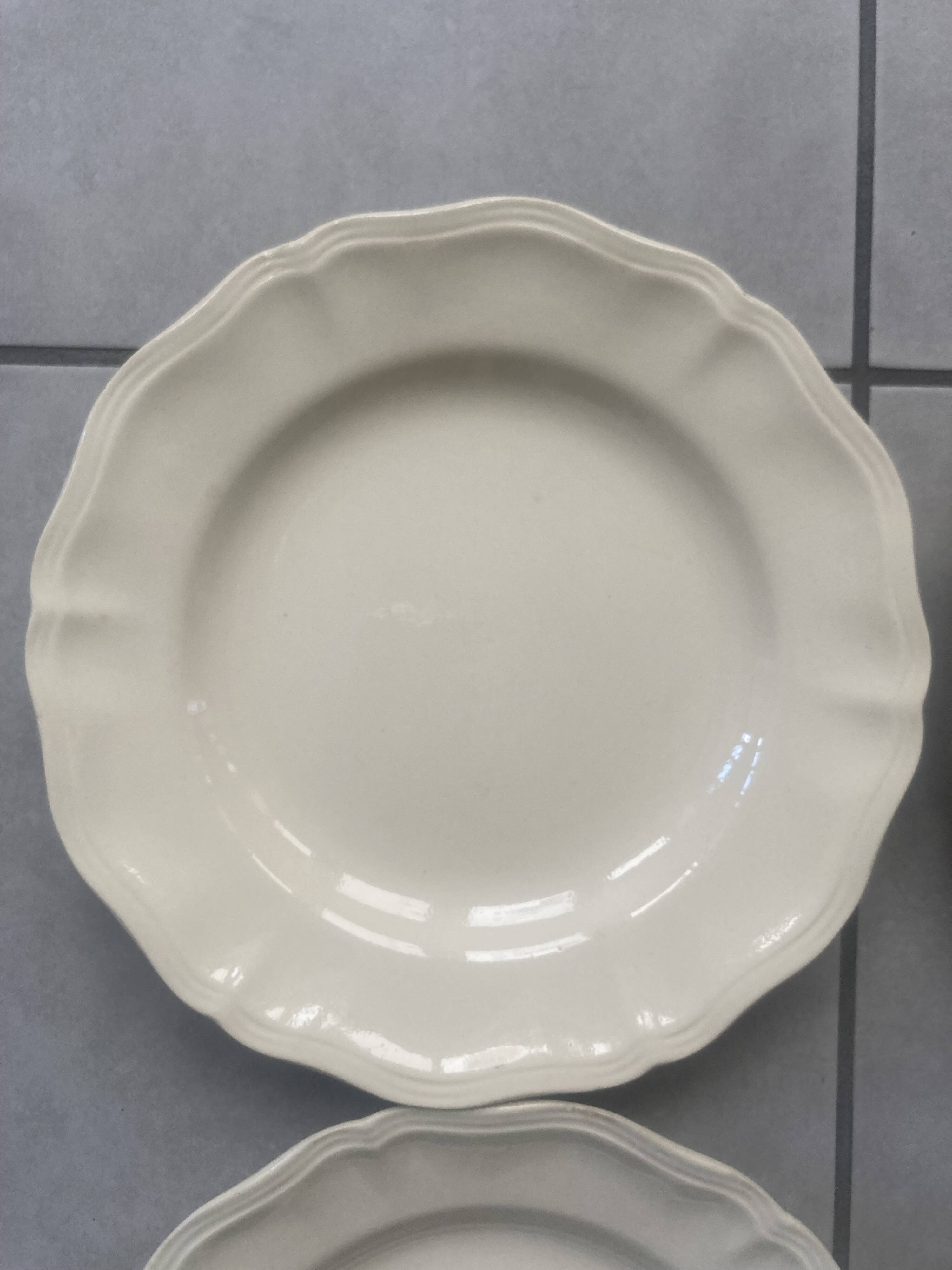 Set of 5 Digoin Sarreguemines plain ivory plates with gadroons