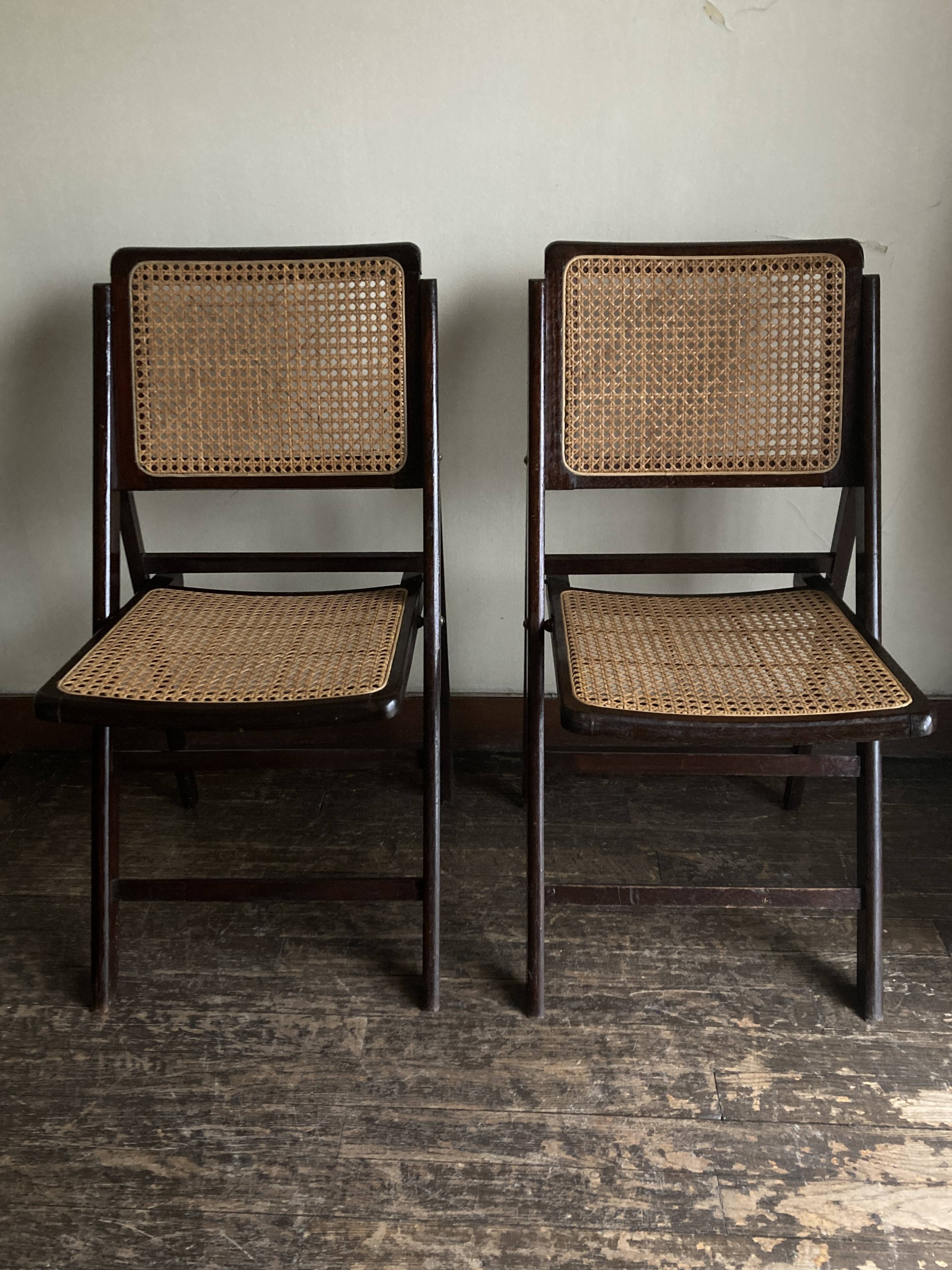 Paire de chaises pliantes cannées 1960