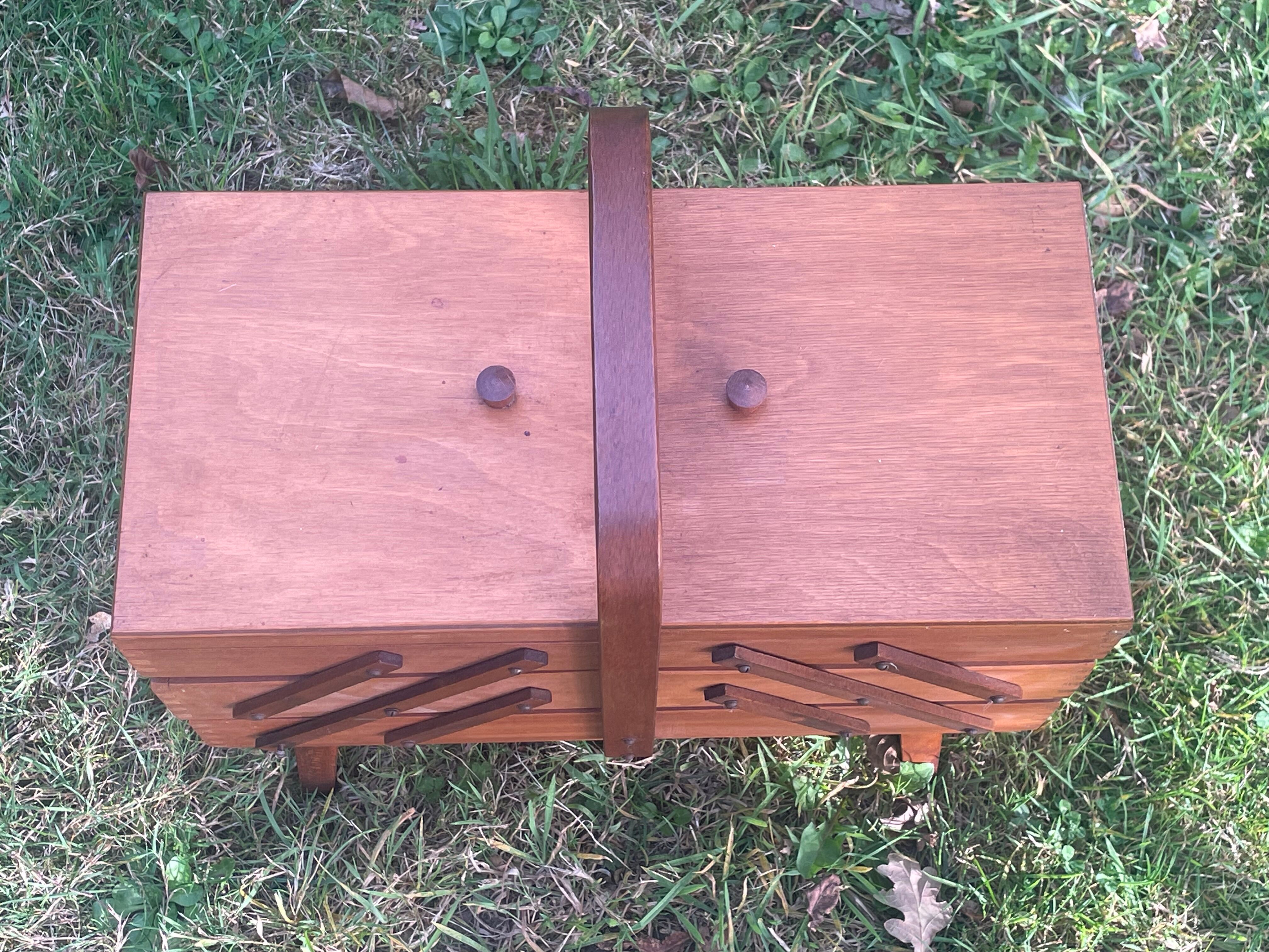Travailleuse ou boîte a couture vintage en bois