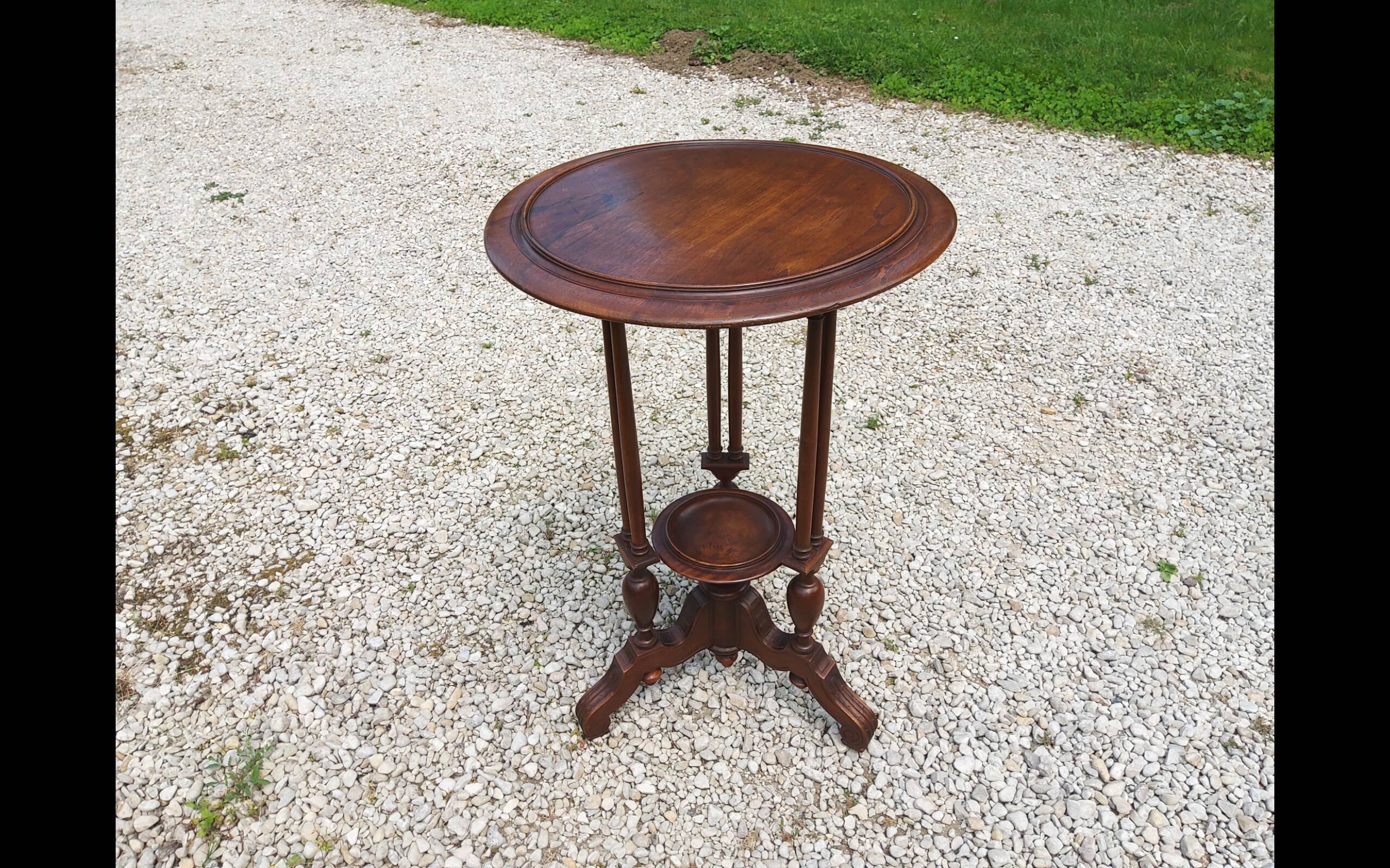 Side table in walnut