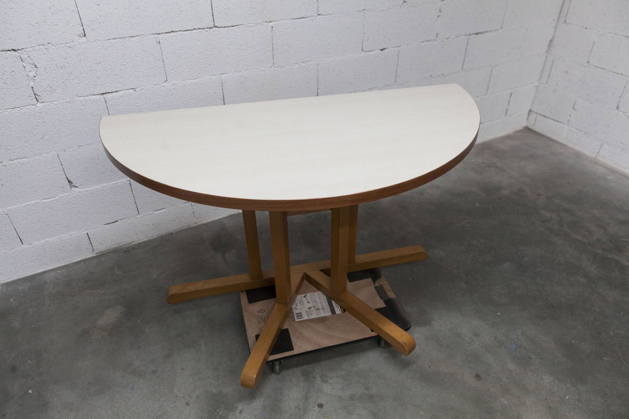 Rare set de 6 tables Baumann 1990, 80x120 et demi lune 120cm