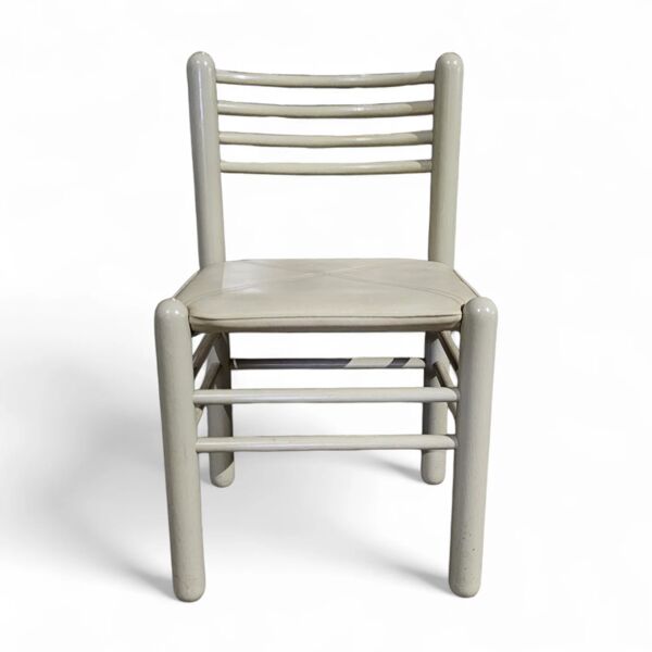 5 chaises de salle à manger / cadre en bois gris clair / siège en cuir / Allemagne années 1970 / étiqueté ''ideen für kuchen - innenarchitektur