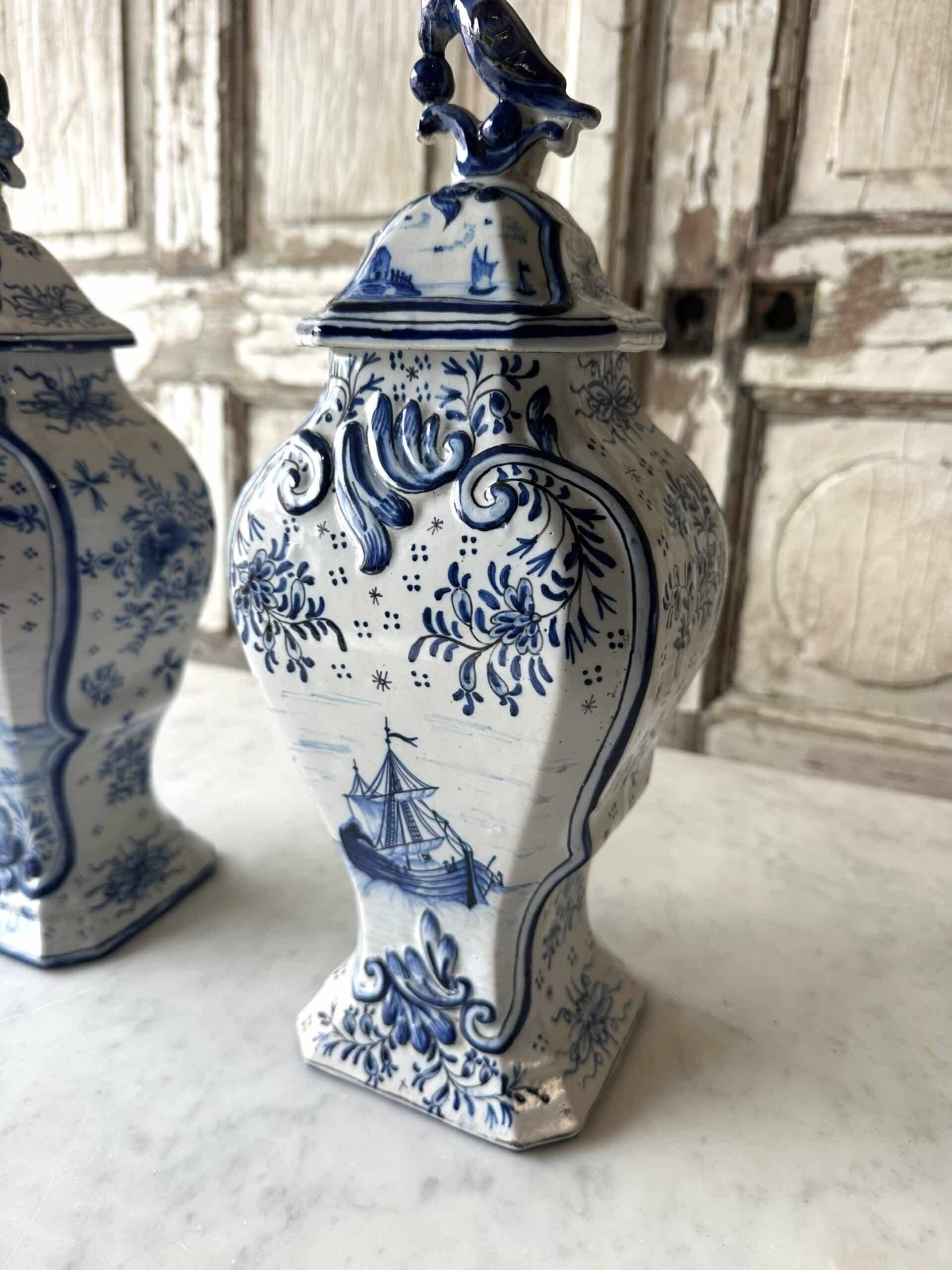 Paire de potiches en faïence dans le style de Delft, XXe siècle