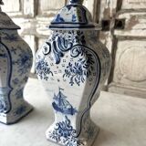 Paire de potiches en faïence dans le style de Delft, XXe siècle