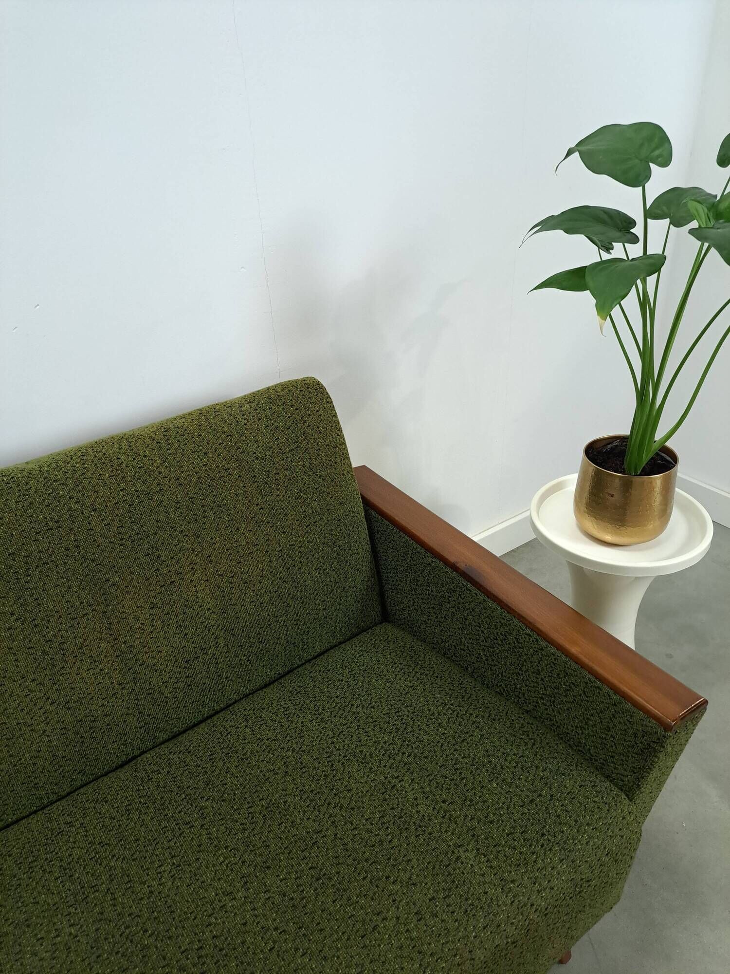 Slaapbank met groene stof en teakhout