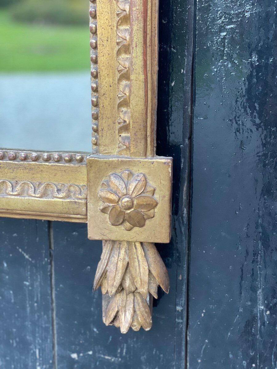Louis XVI mirror in gilded carved wood, eighteenth century