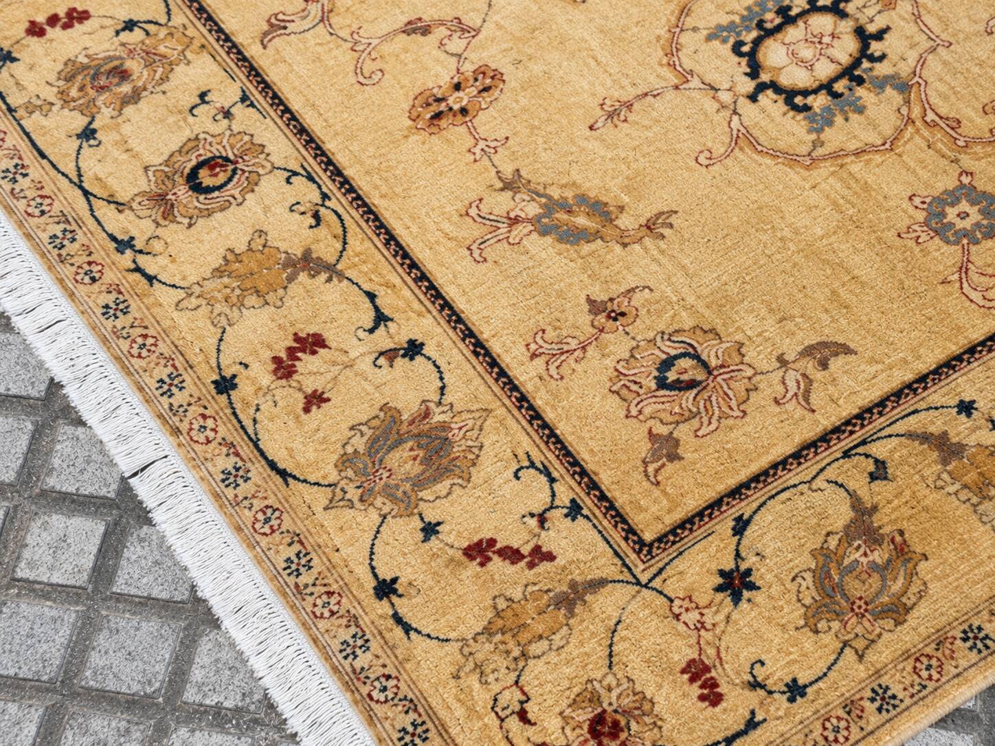 Tapis d’Orient noué main en laine, 287 × 237 cm