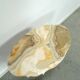Oude houten tafel met marmeren blad