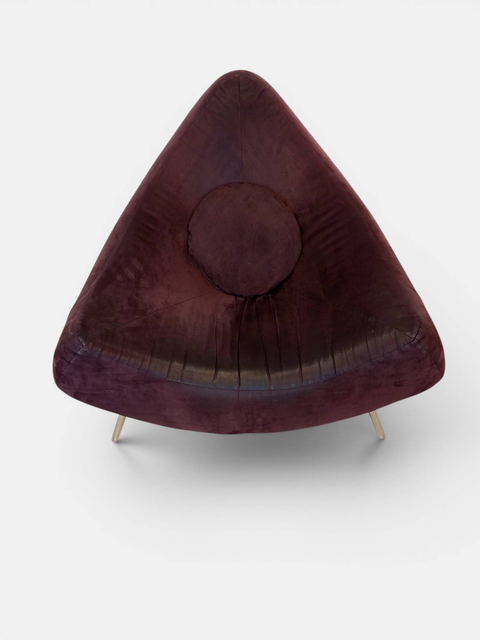 Fauteuil triangulaire "Chili" par Paul Falkenberg – Alcantara Chocolat