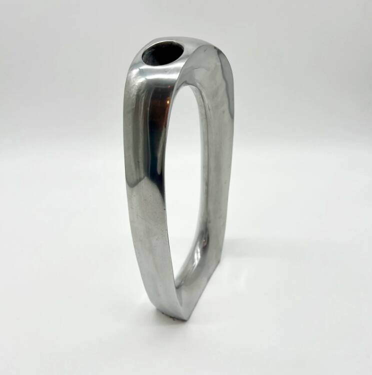 Vase sculptural en fonte d’aluminium — 1980s