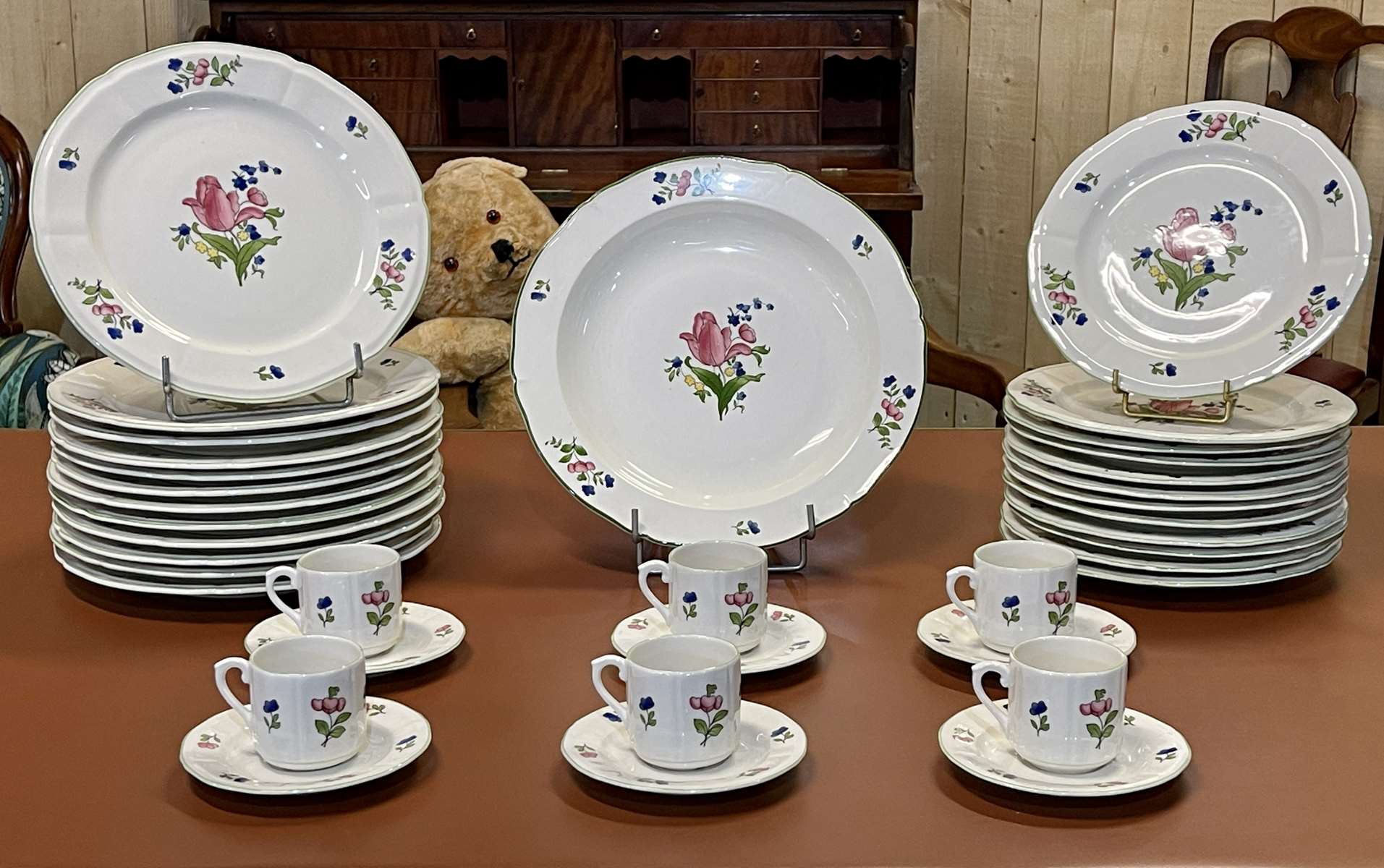 Gien porcelain table service, modern manufacture 31 pieces