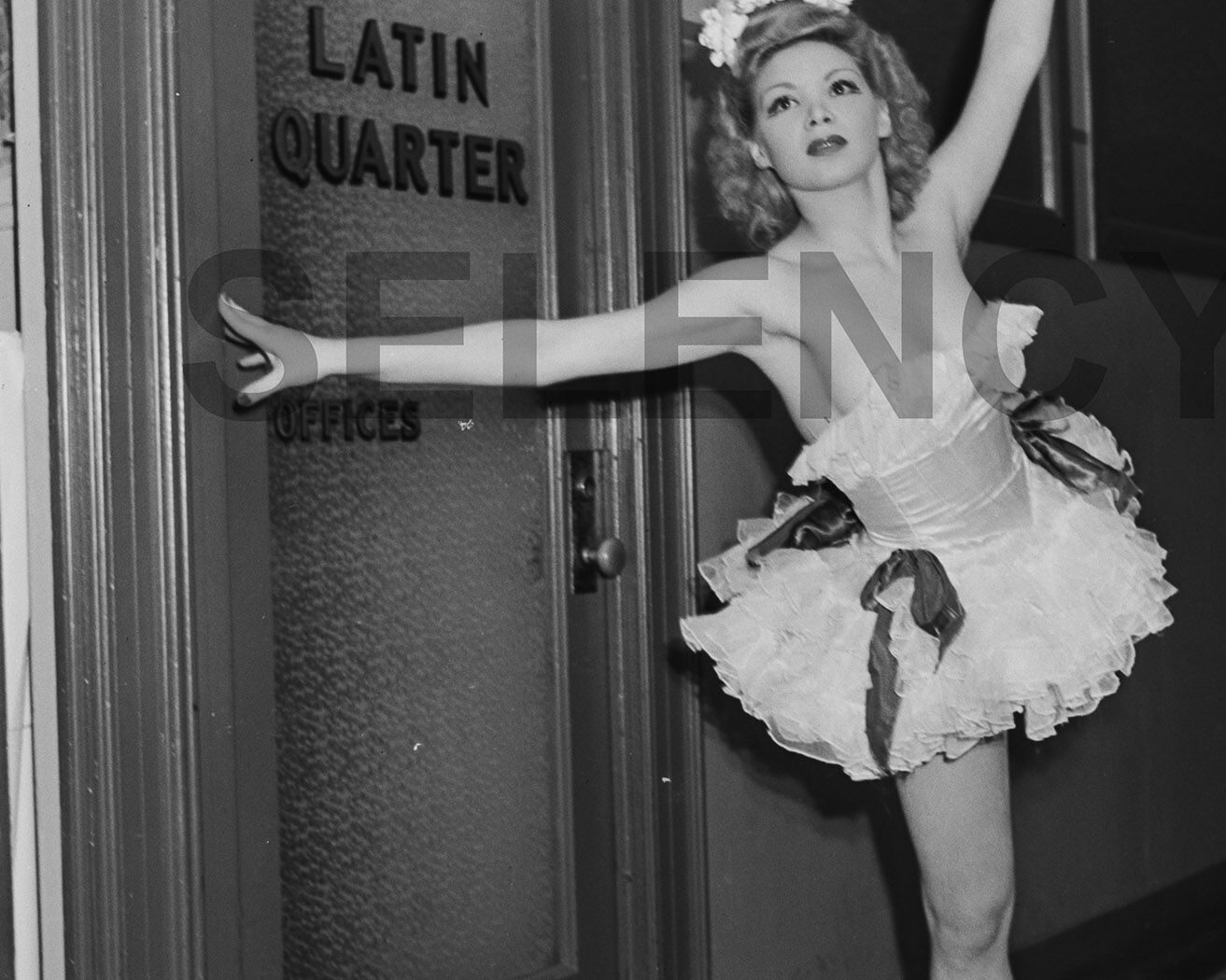 Photo print black and white pinup dancer woman barium paper 300g format 40cmx40cm