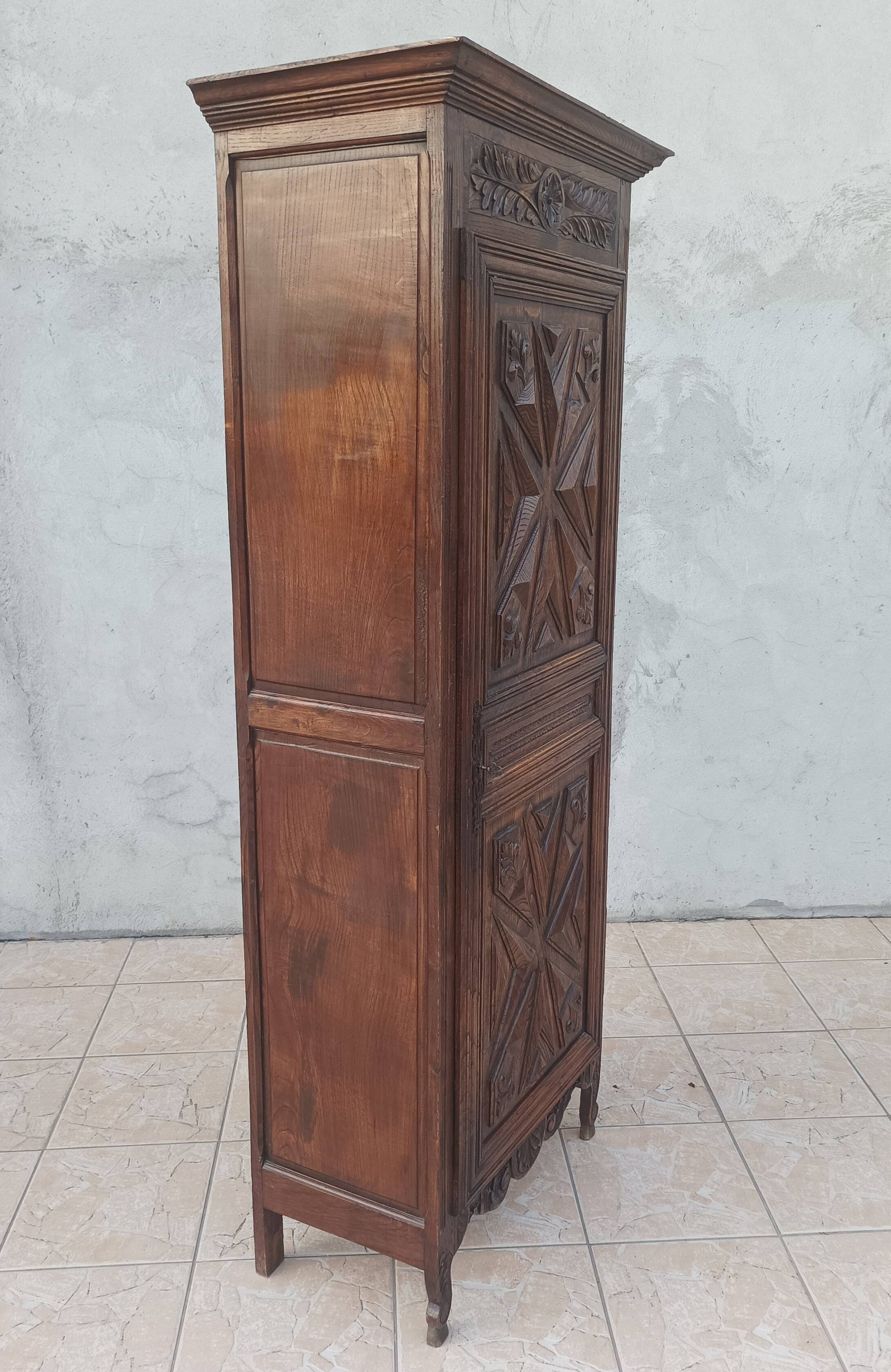 Standing man Louis XIII in oak