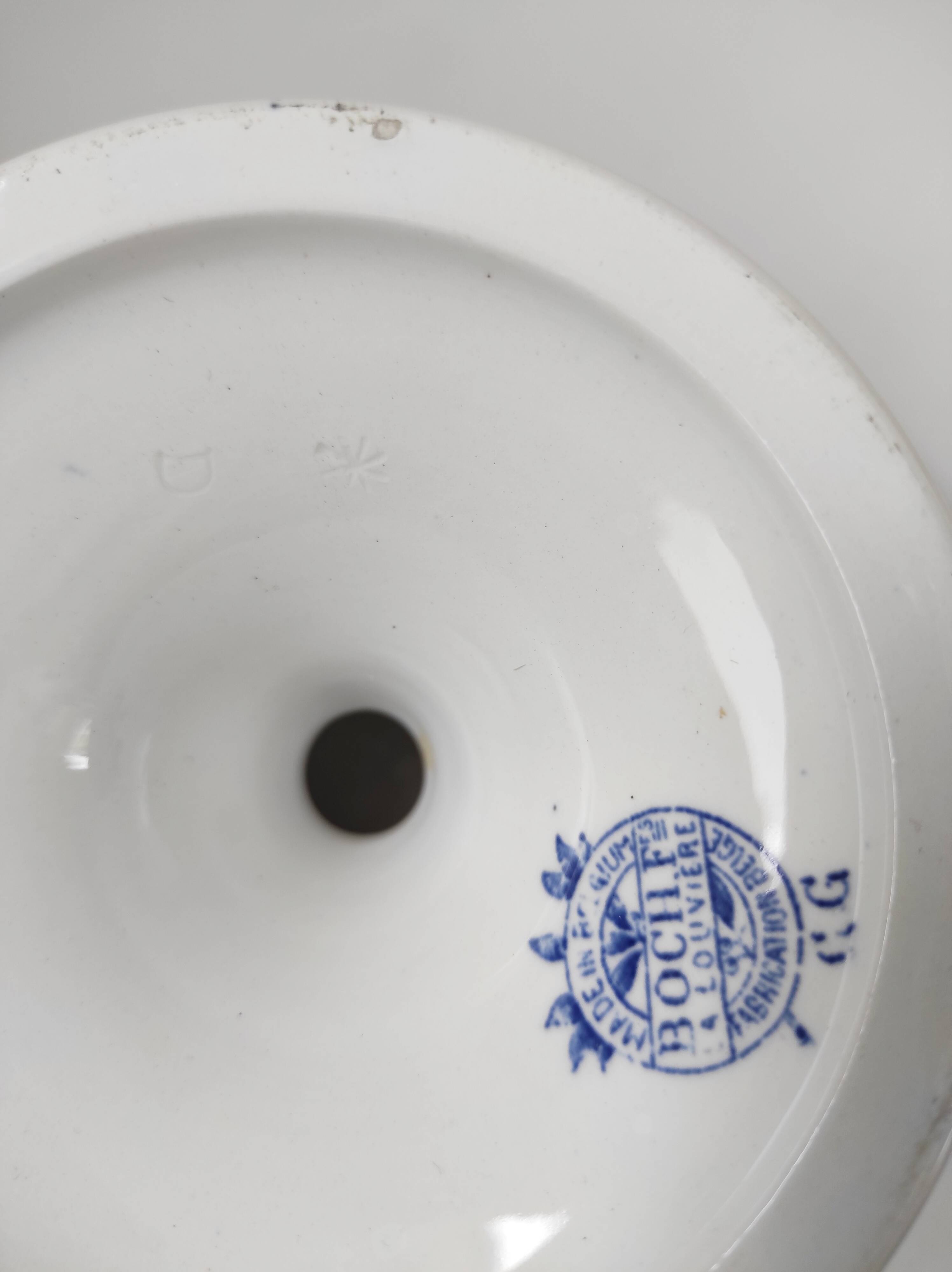 Boch Frères earthenware heeled dish