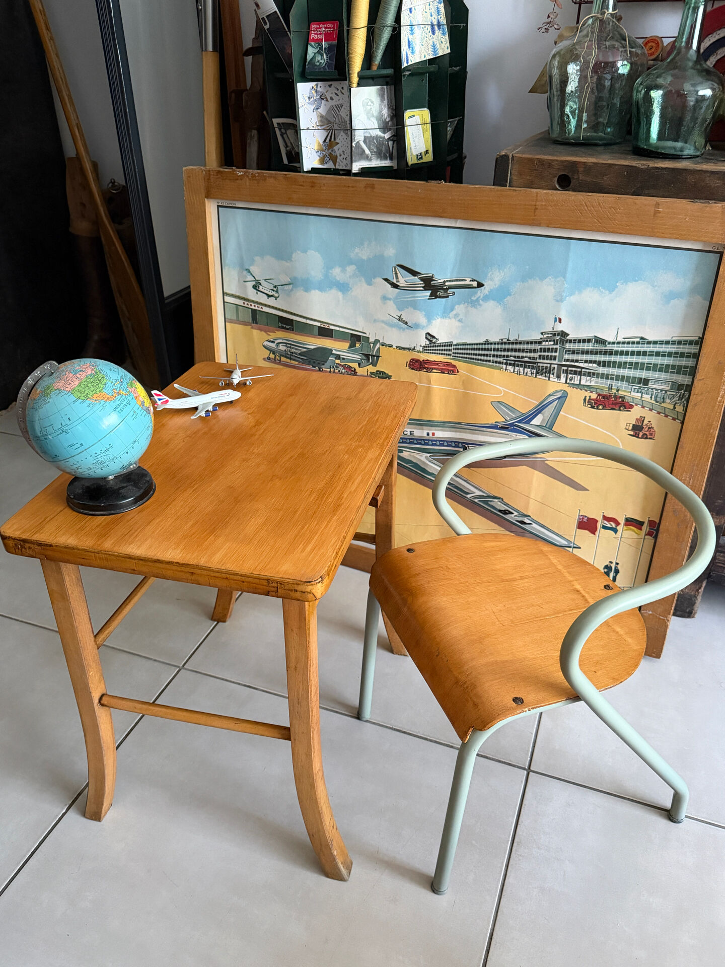 Bureau enfant Baumann en bois et chaise Hitier vintage