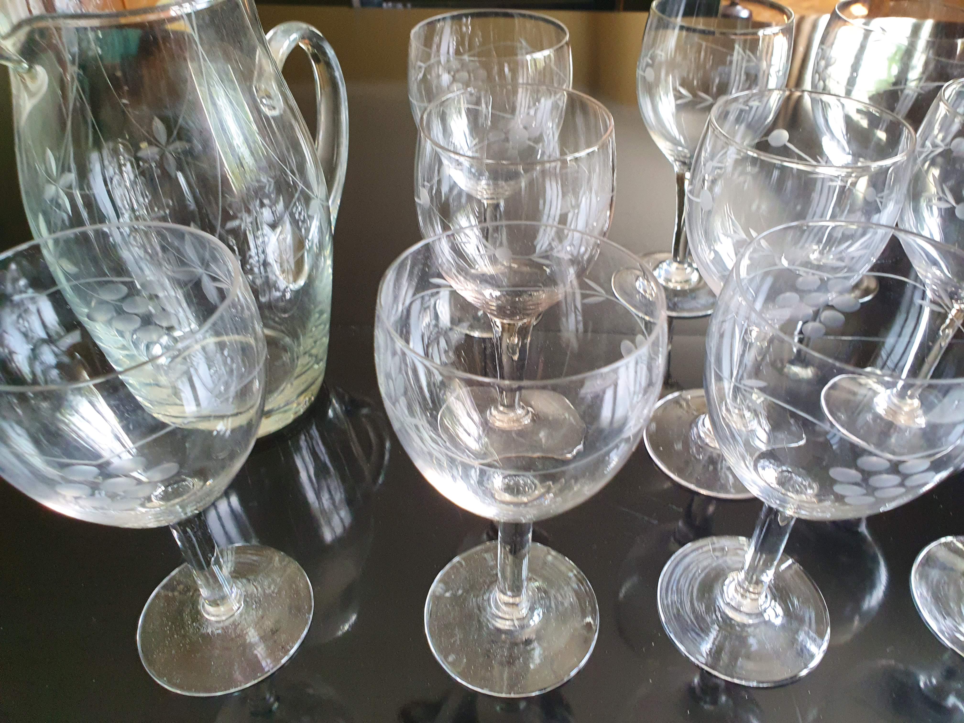Lot de 10 verres et un pichet en verre gravé