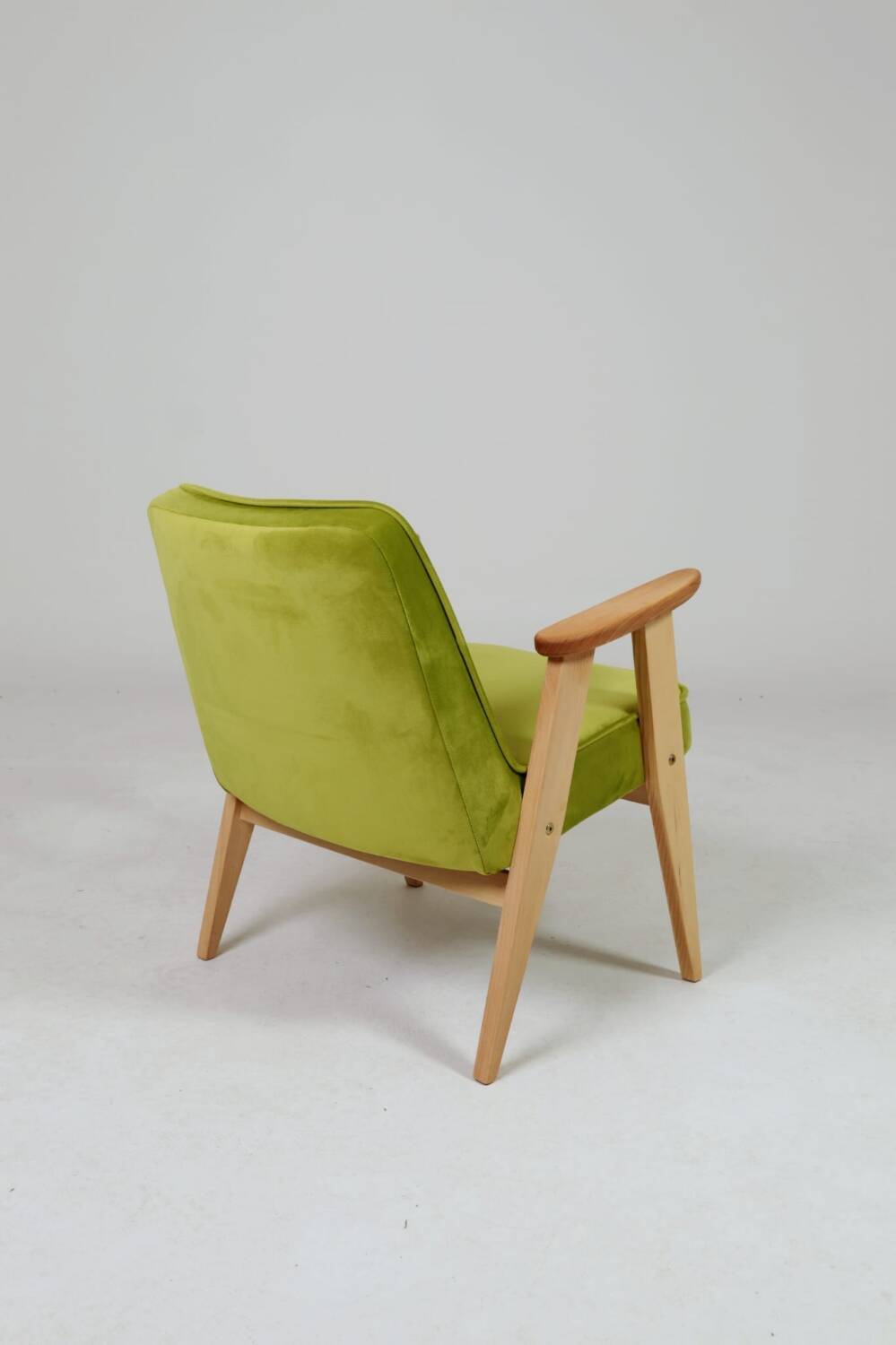 Fauteuil moderne en velours vert lime design par Chierowski