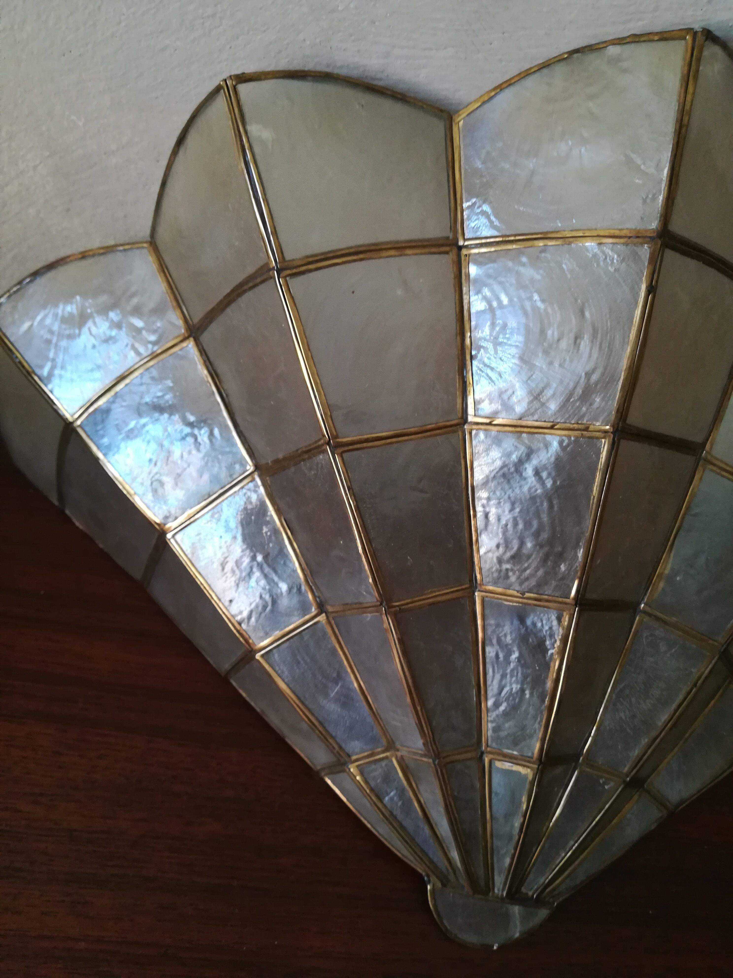 Sconce in mother-of-pearl and brass