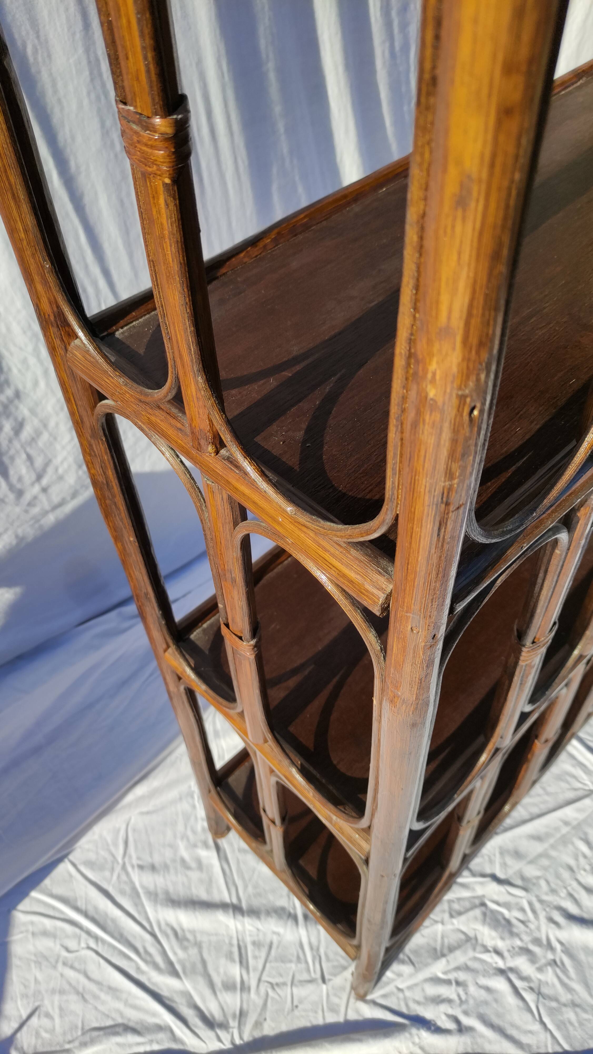 Étagère bibliothèque en rotin vintage