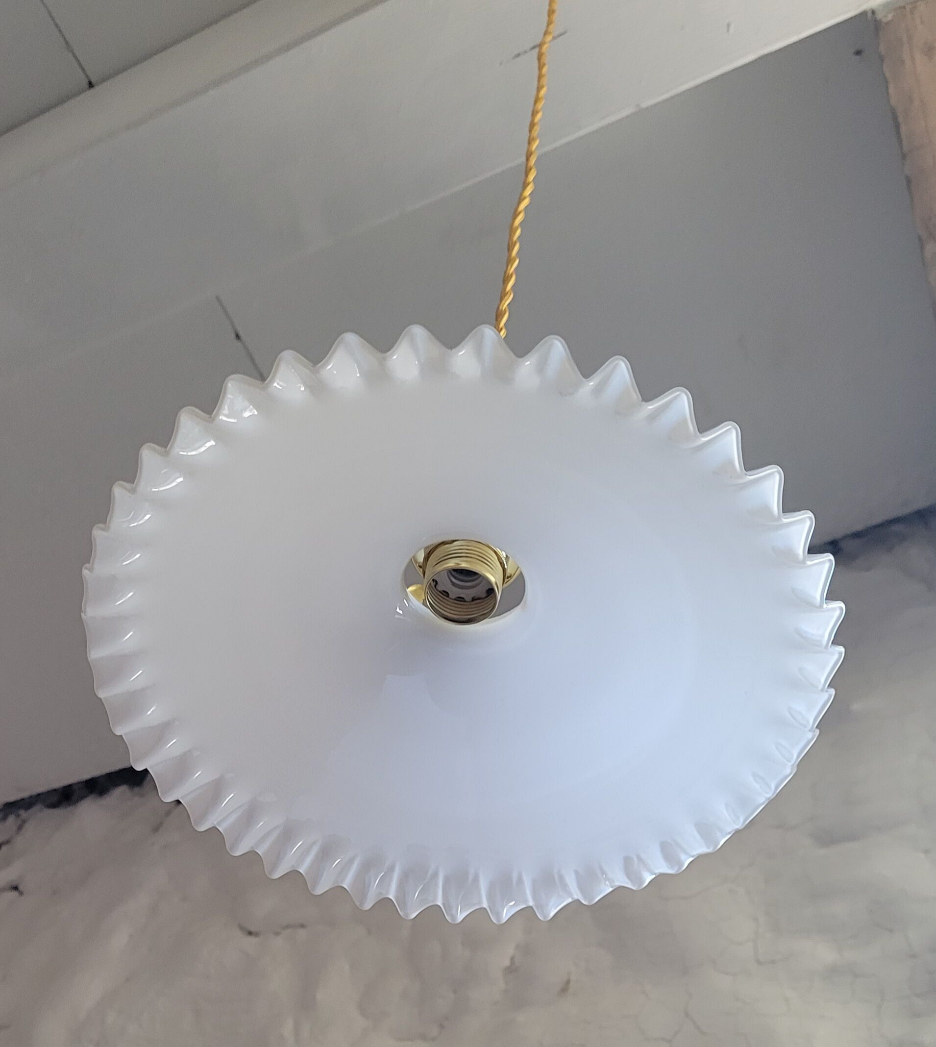 Serrated opaline suspension