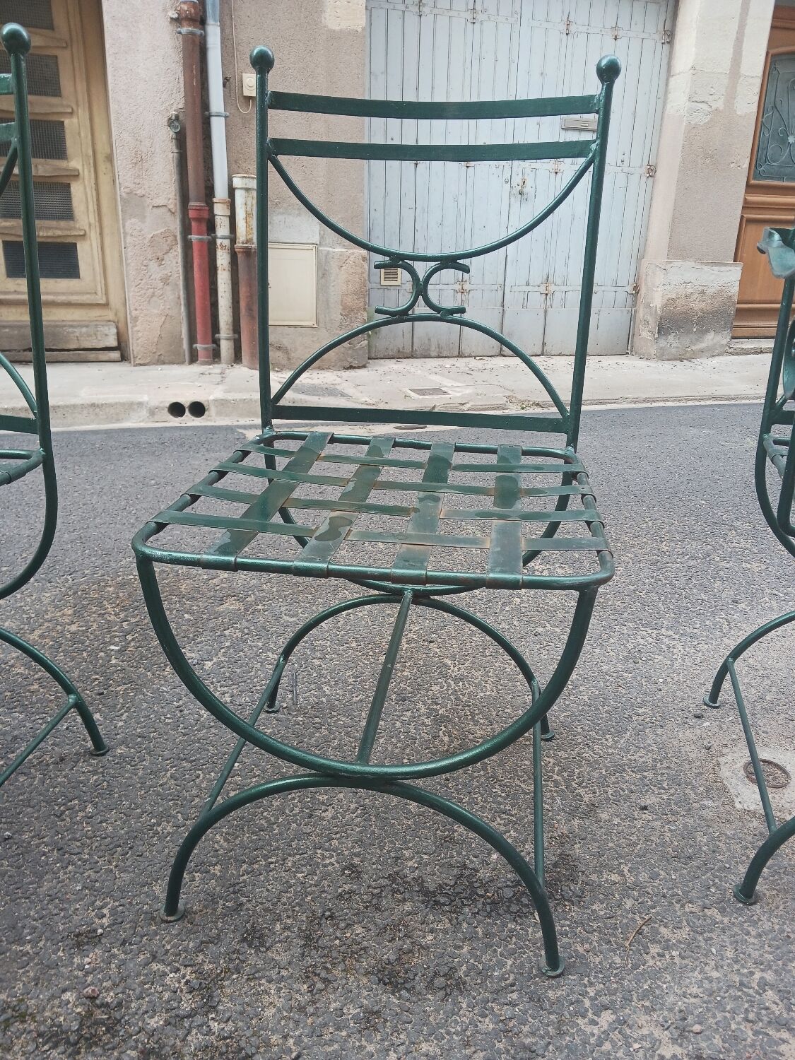 Deux fauteuils et deux chaises de jardin en fer forgé 20 eme
