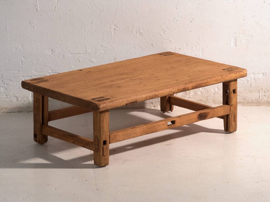 Table basse ancienne en bois de pin – Chine, vers 1890