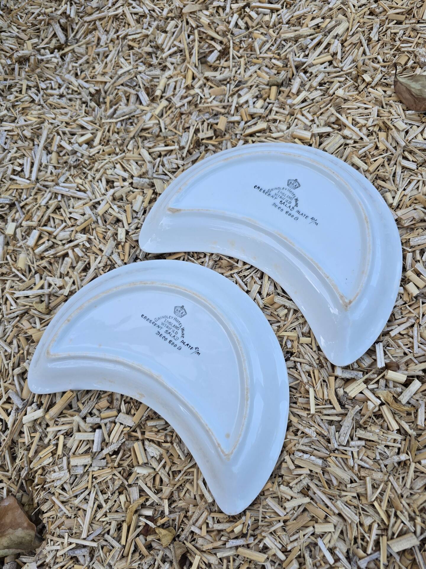 Assiettes à salade en croissant faience anglaise