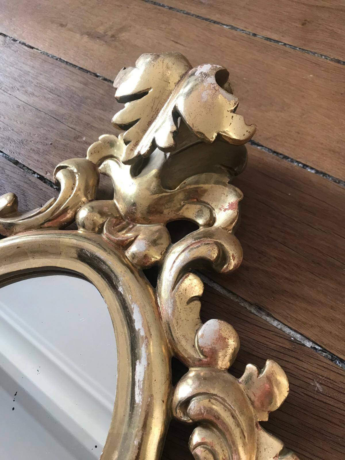 Paire de miroirs rococo dorés en bois sculpté