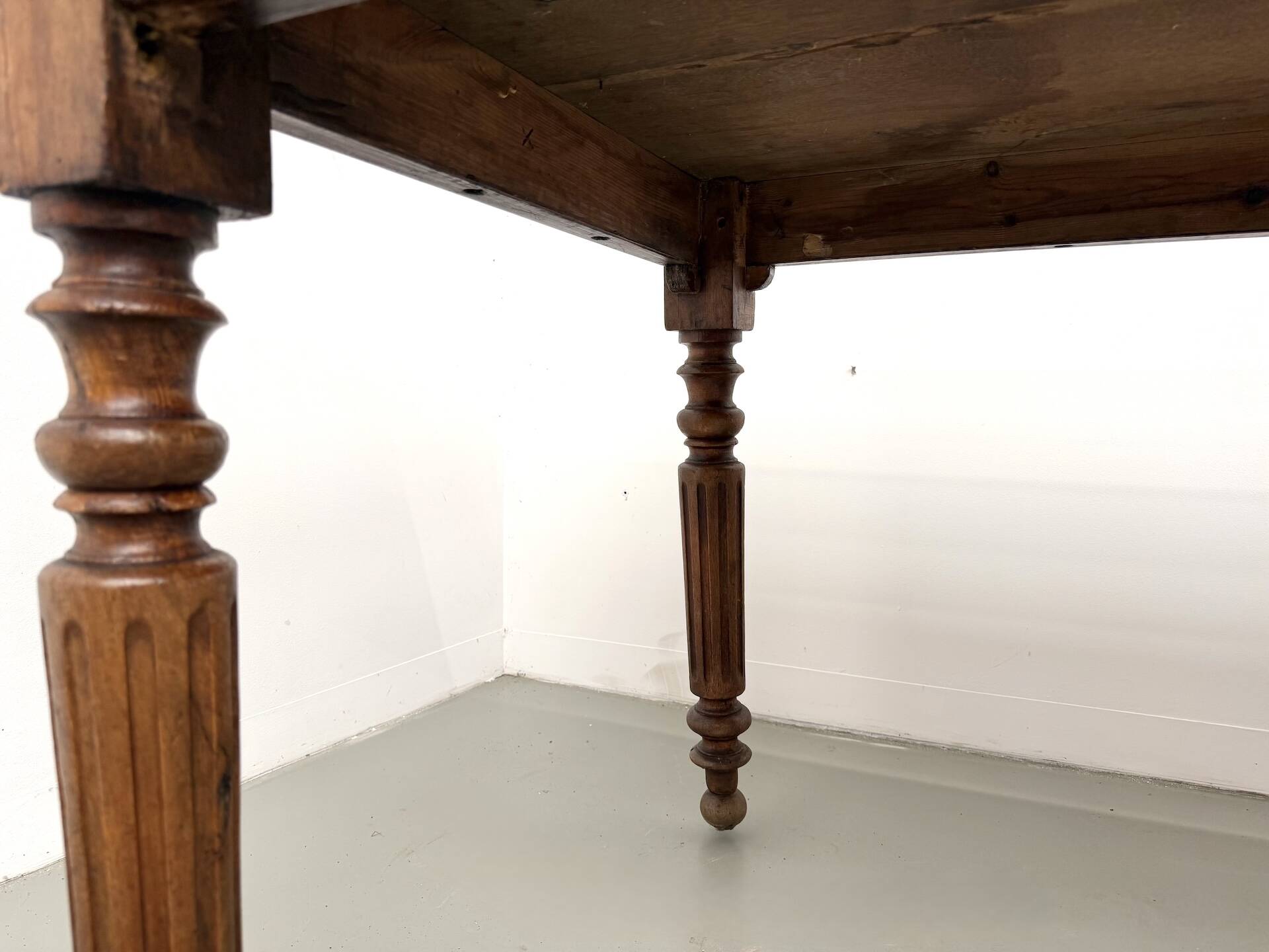Table en chêne massif à 6 pieds tournés (1900)