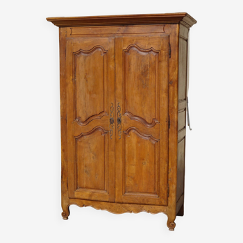 Armoire en bois clair, très ancienne