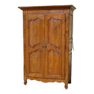 Armoire en bois clair, très ancienne