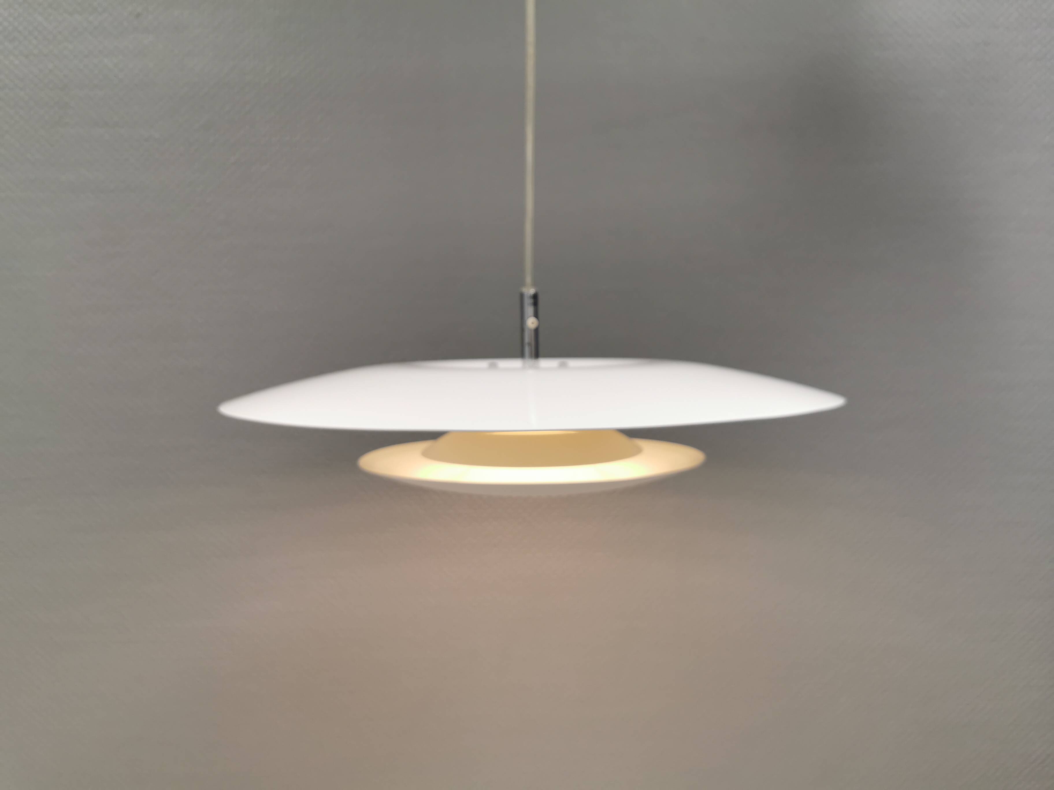 Lampe suspendue de la marque suédoise Belid, modèle Eclipse, début des années 2000.