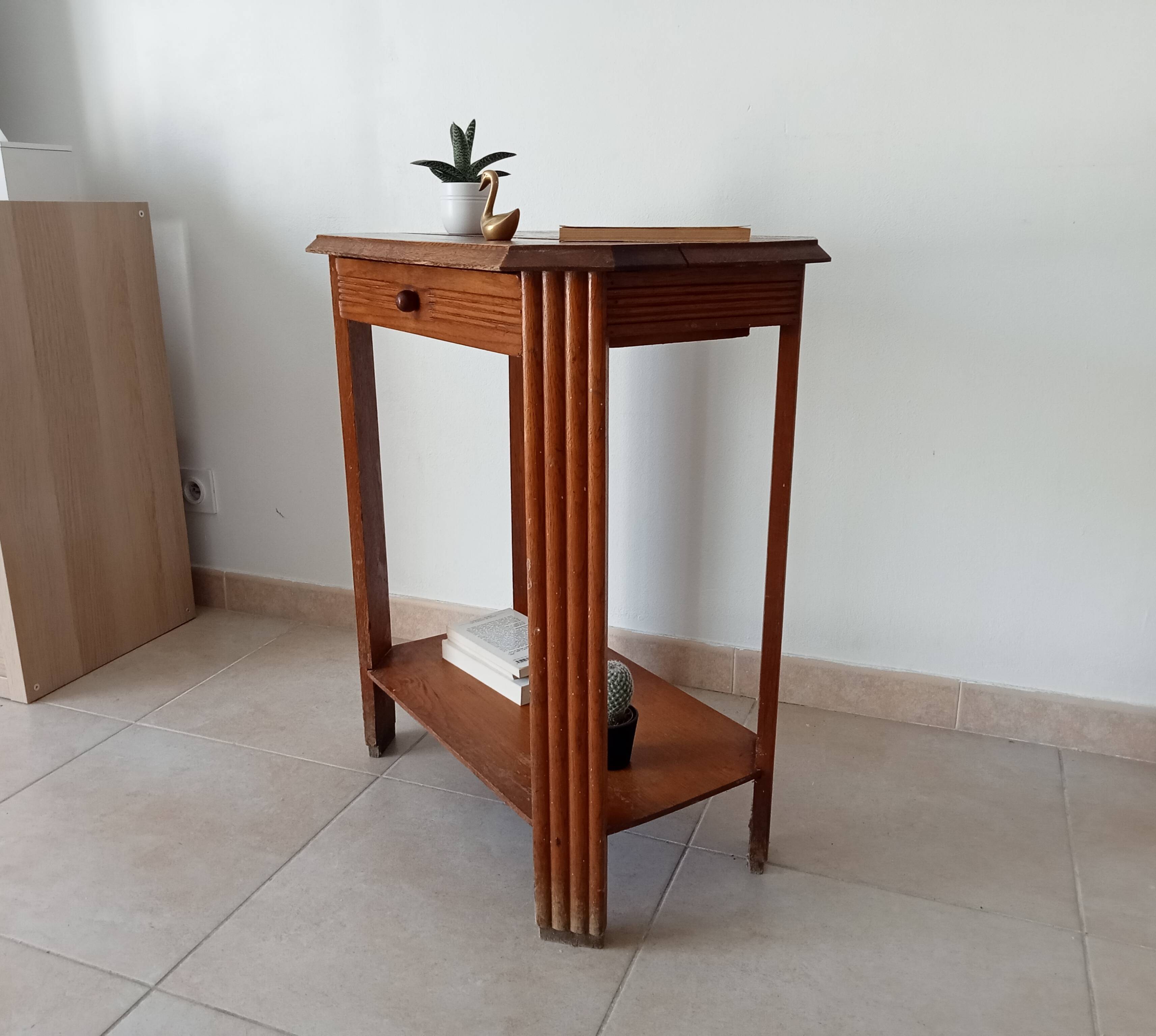 Art Deco side table from the 1940s in solid oak.