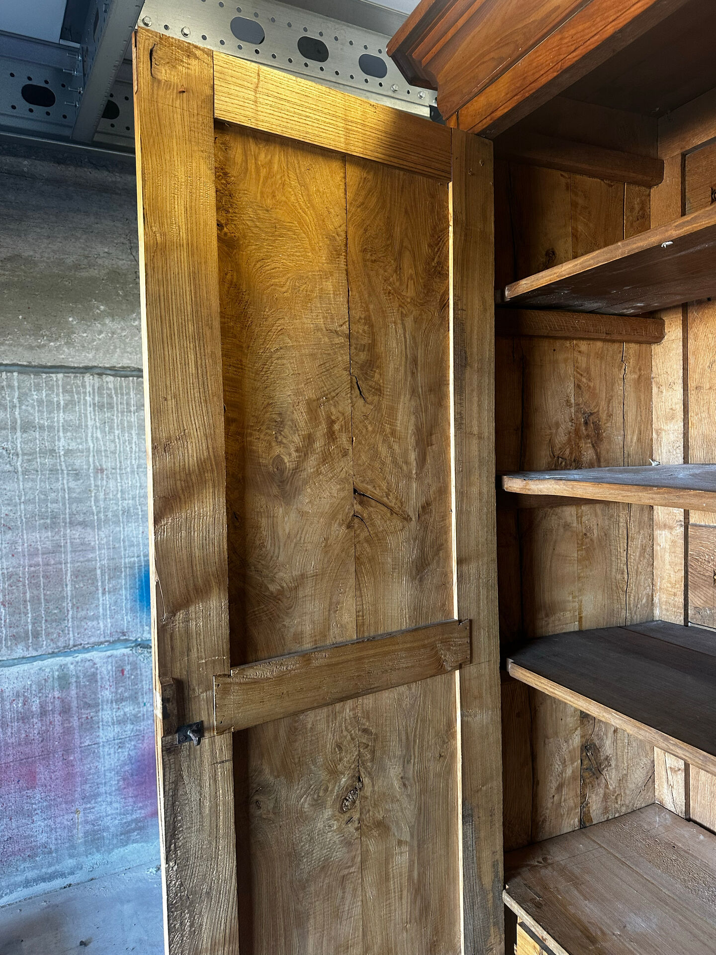 Armoire en orme massif d’époque Restauration, XIXe siècle