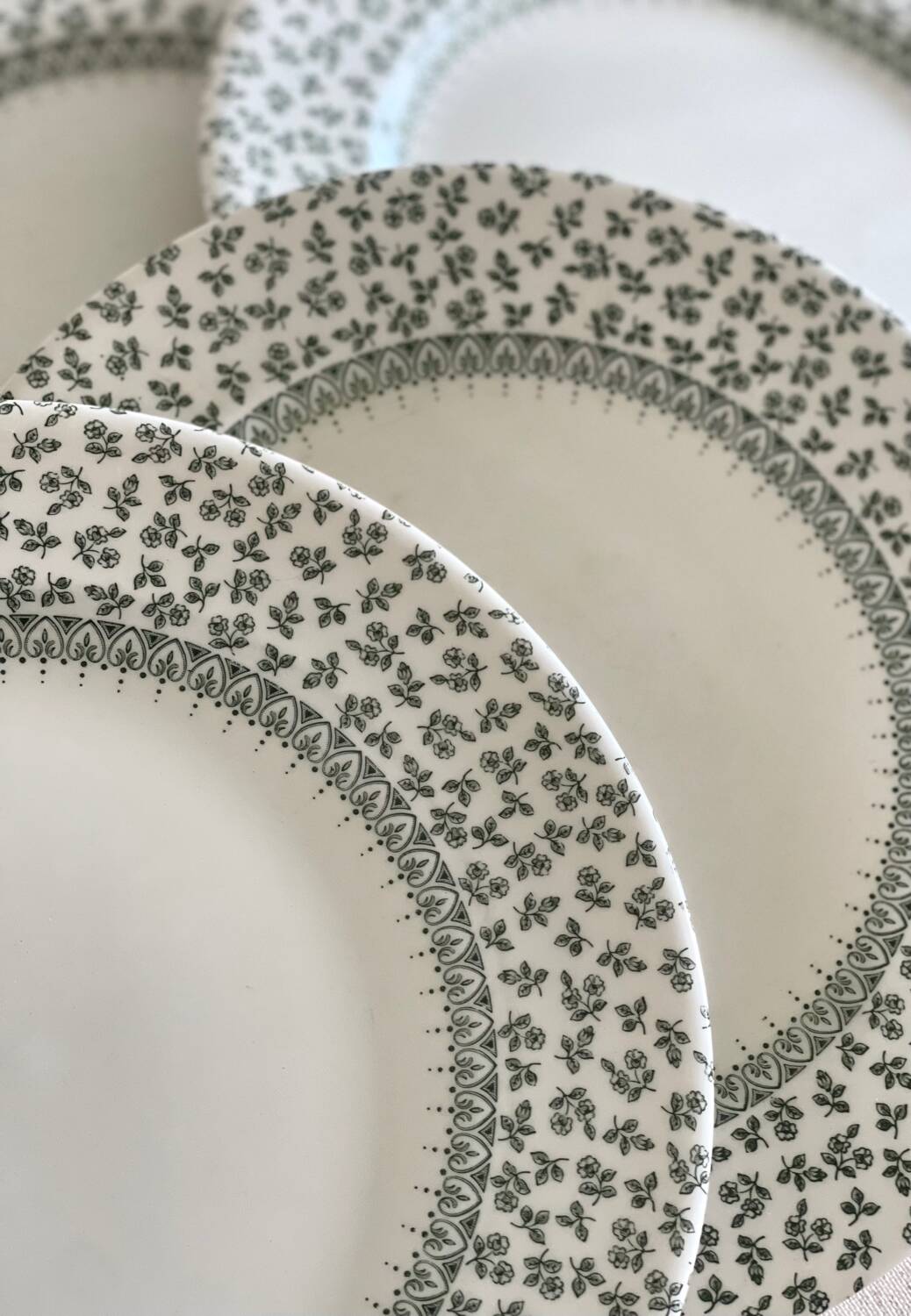 4 English dinner plates.