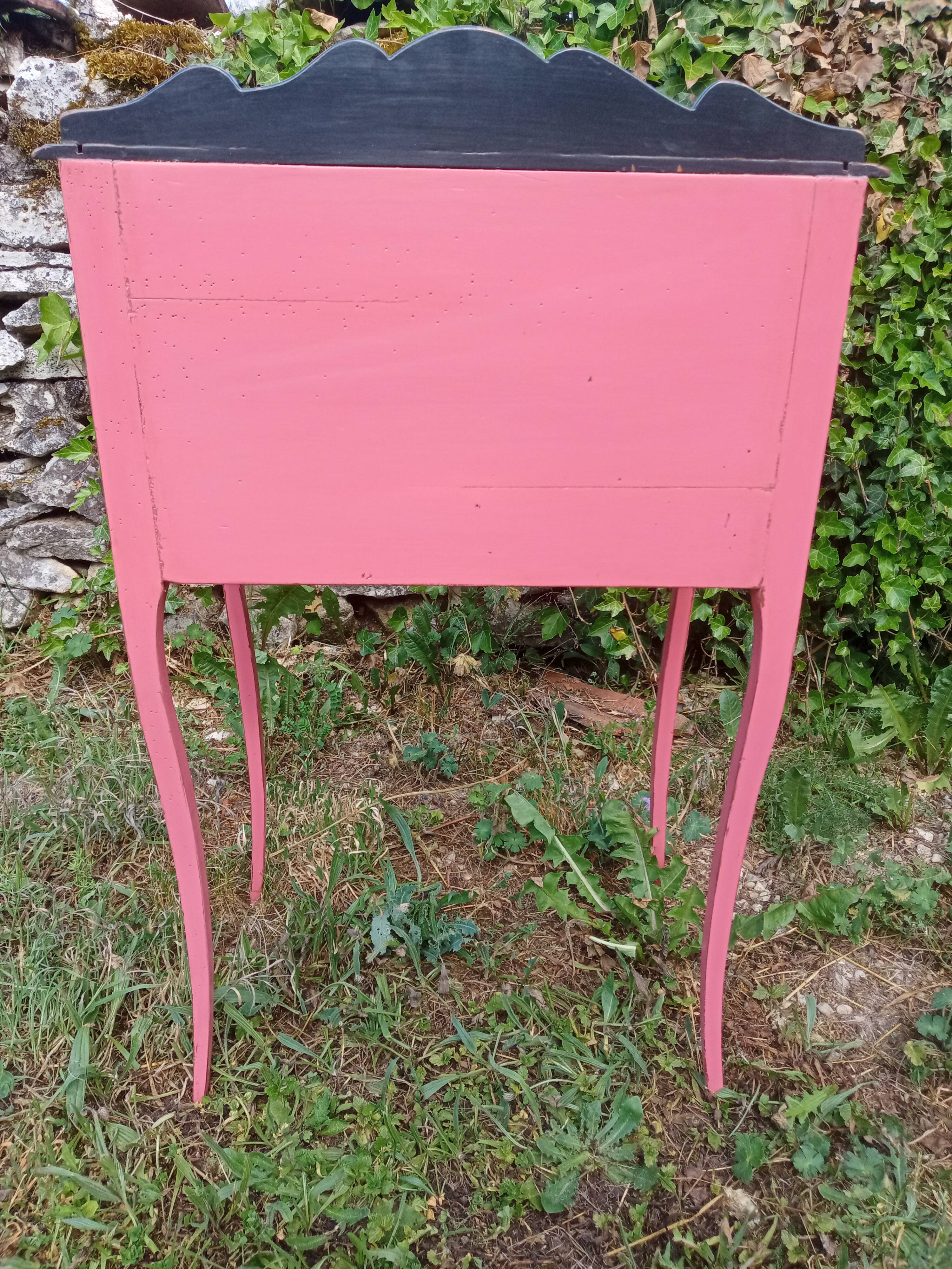 Commode d'appoint à rideau Louis XV patinée rose et noire